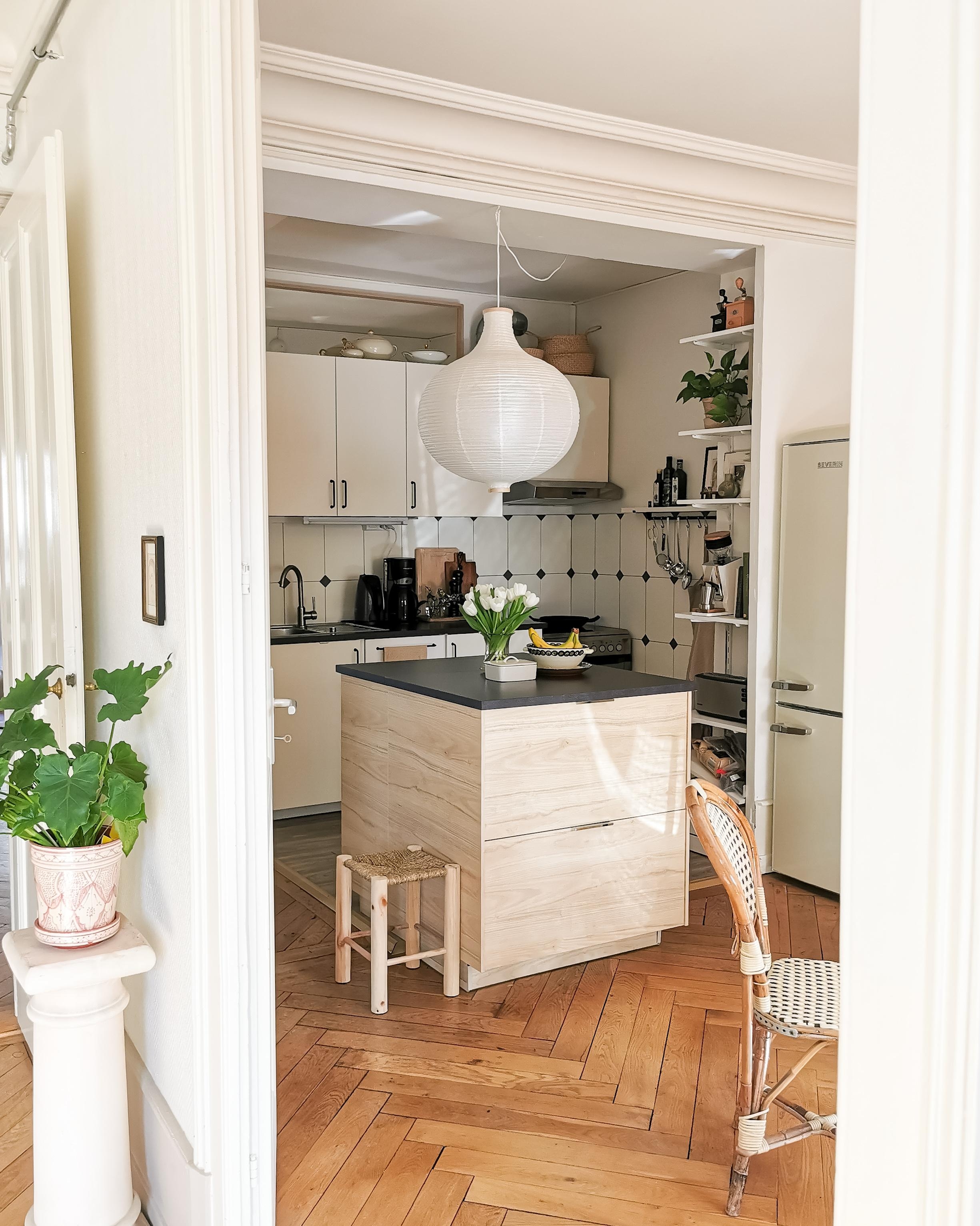 Unsere Küche nach 8 Monaten in der neuen Wohnung 🙂🤍🌿 #küche #kücheninsel #klebefliesen #spiegel #küchenideen 