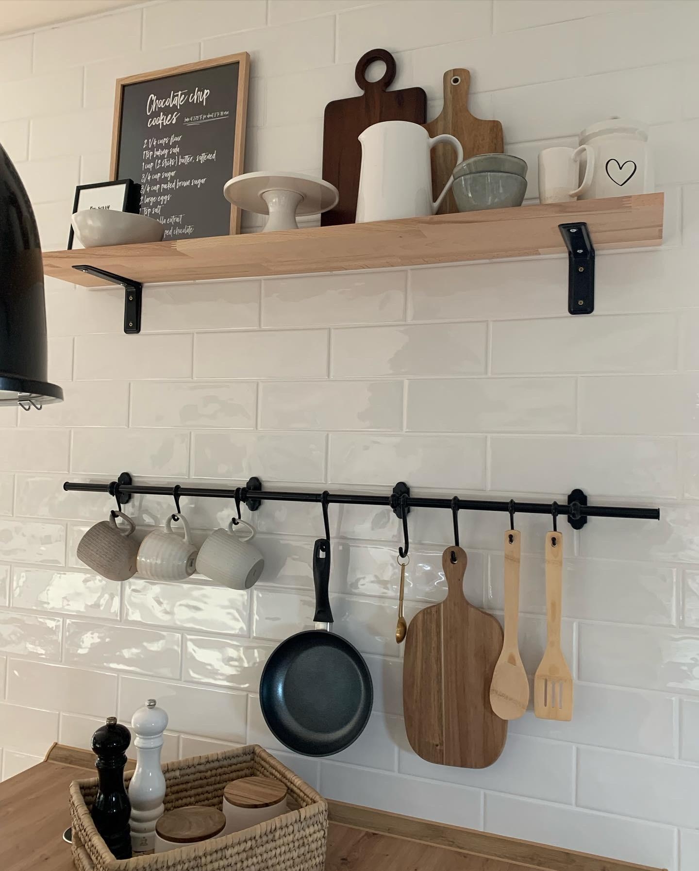 Unsere Kücheninselwand 🥰

#kitcheninspo #modernfarmhouse #metrofliesen #kücheninsel