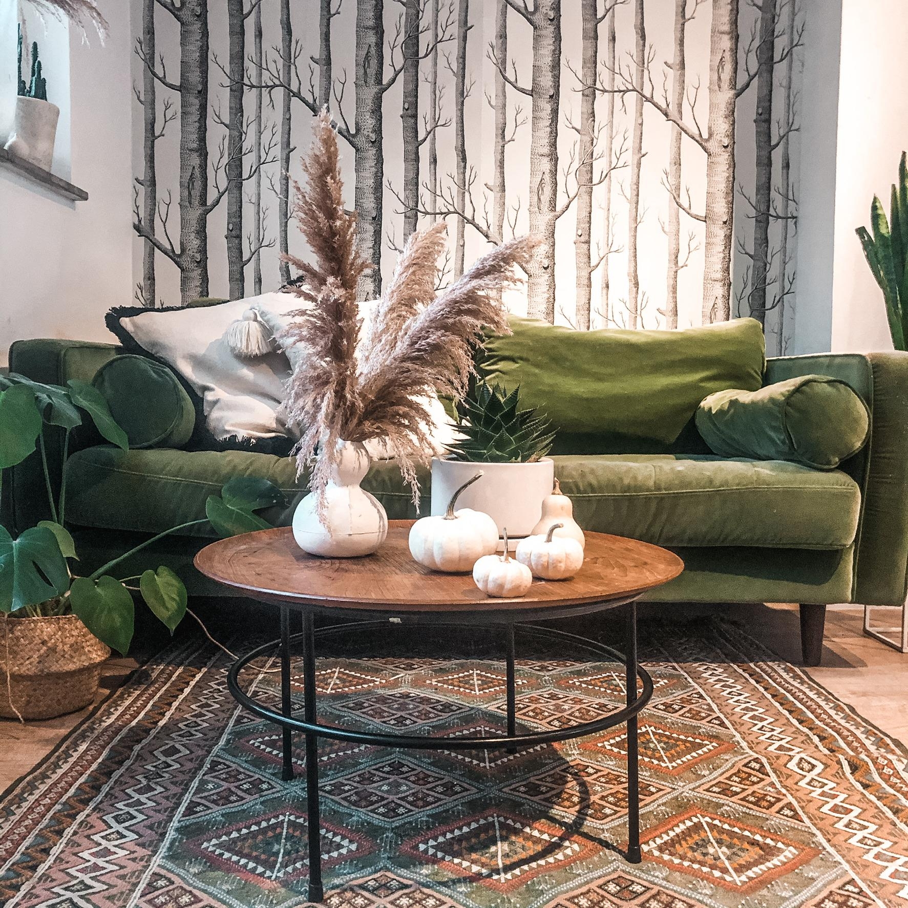 Unsere Lieblingsecke mal wieder mit neuer Deko #samtsofa #grünessofa #lieblingsplatz #interiordesign