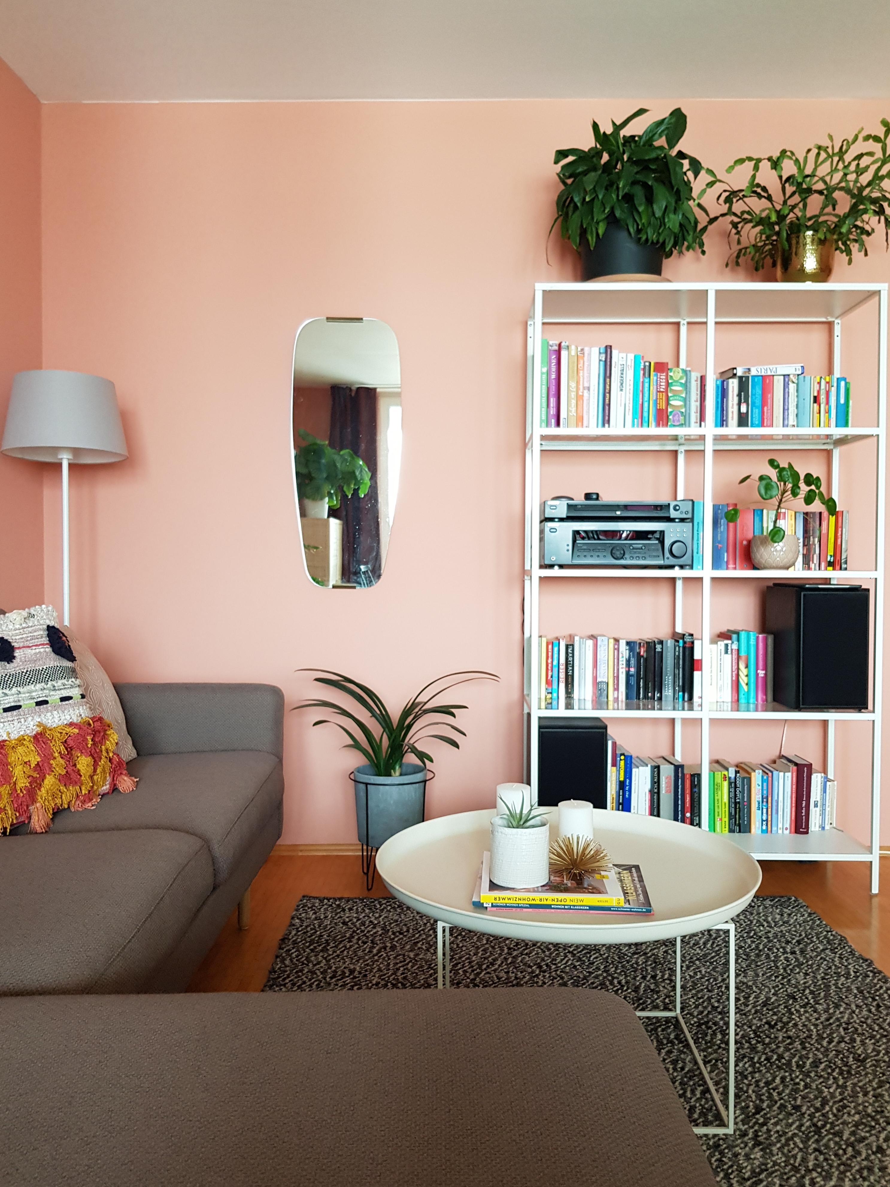 Unsere Multimedia-Ecke im #wohnzimmer - zum Lesen, netflixen oder Musikhören. #wandfarbe #bücherregal #couch #spiegel