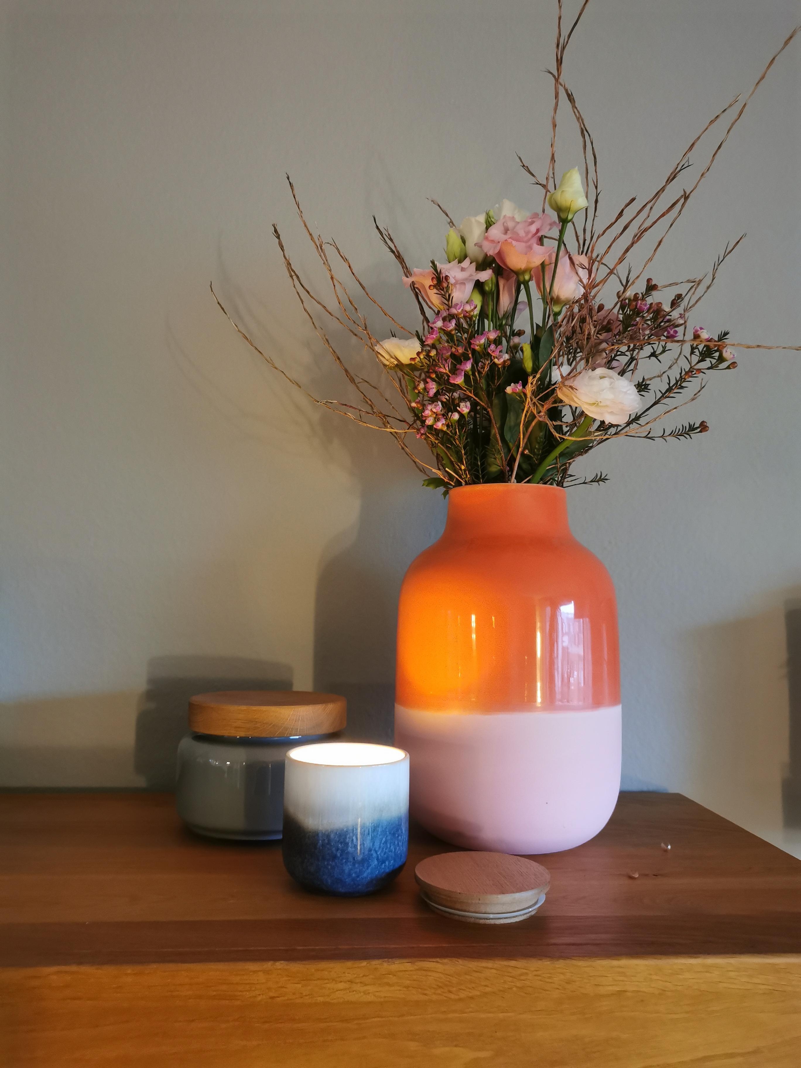 Unsere neue Lieblings Vase mit wunderschönen Frühlings Blumen ❤️
#vasen #cologne #blumen #frühling 