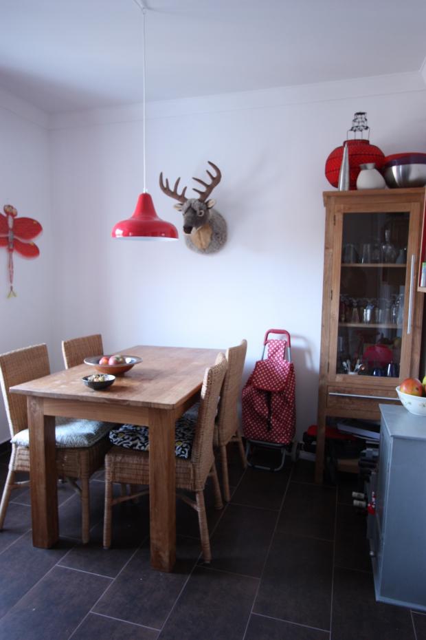unsere rote Küche - mit Reh, Libelle und Homemade Vorhänge #homestory
