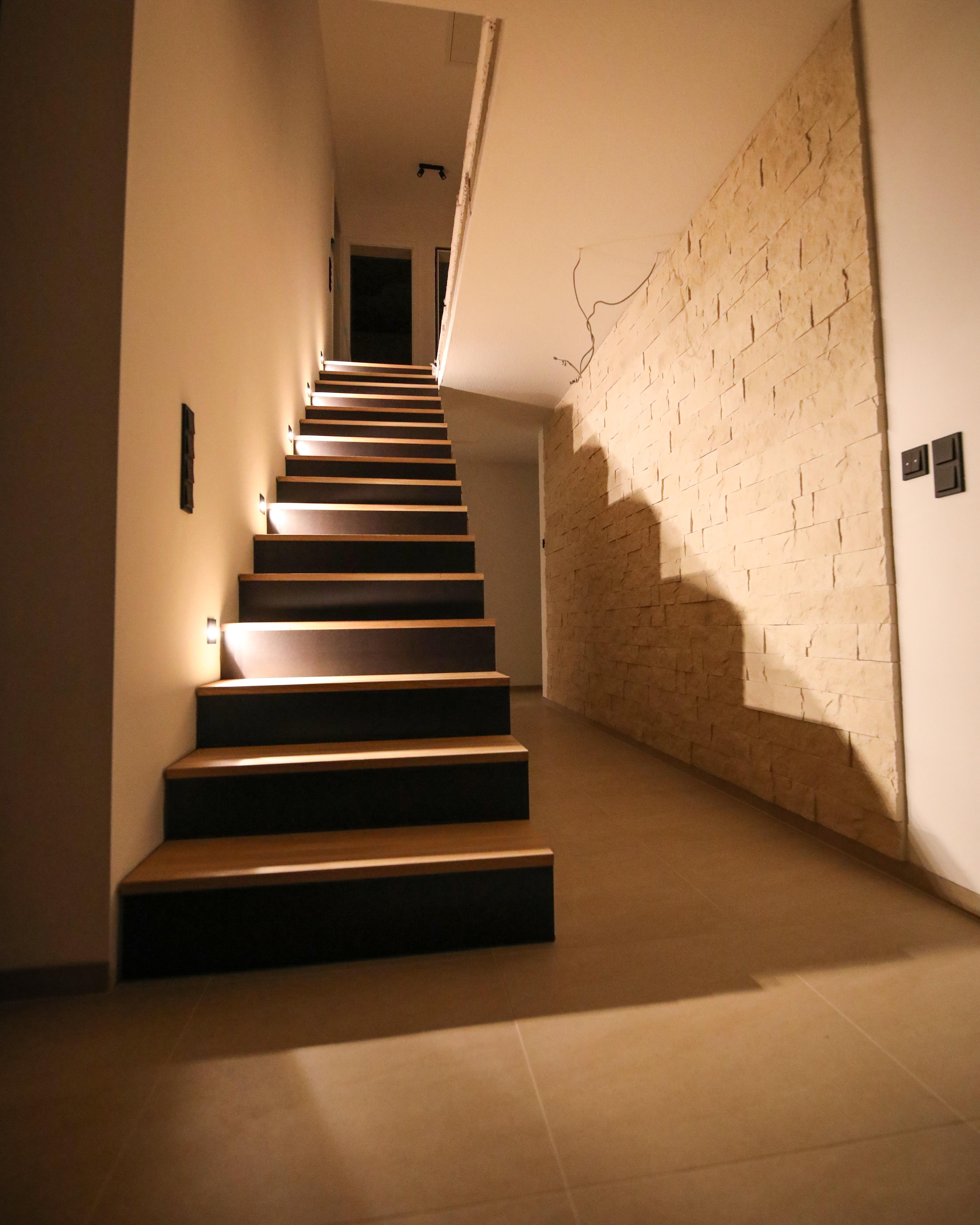 Unsere Treppe am Abend 💫 #treppe #flur #eingangsbereich #spots #industrial 