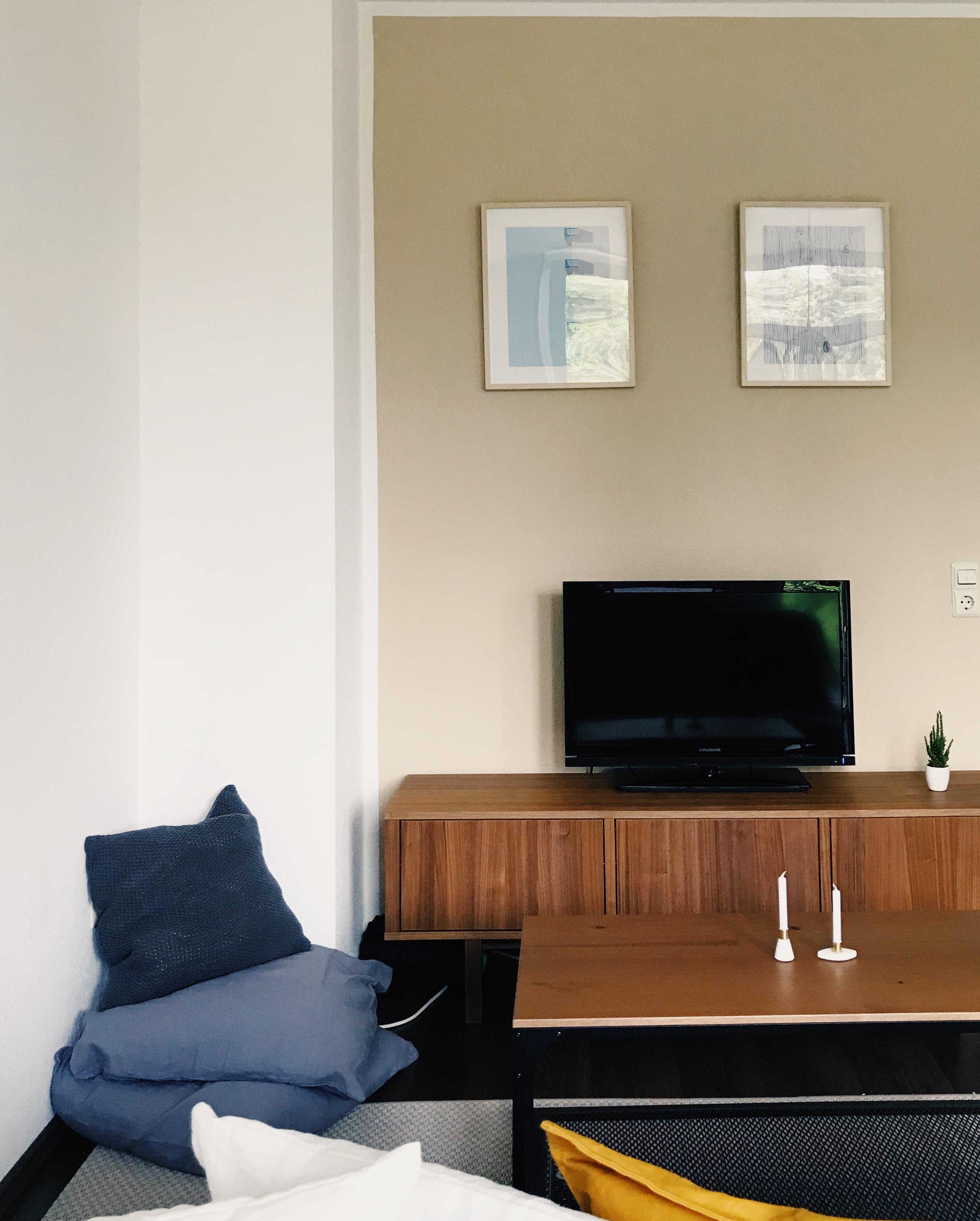 Unsere TV Ecke strahlt durch ihre neue Wandfarbe eine Menge Wärme & Gemütlichkeit aus, trotz klarer Linien & #minimalism