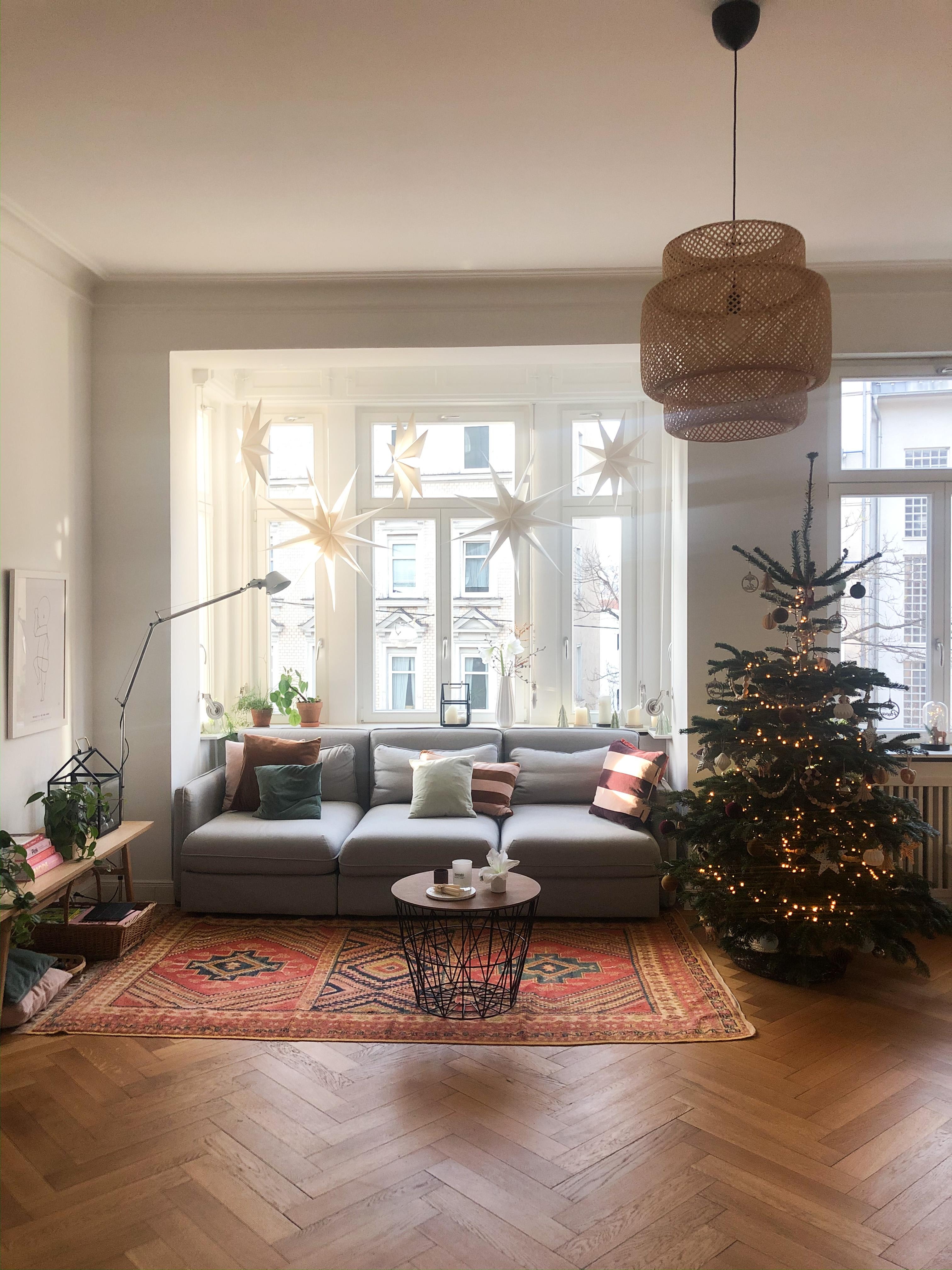 Unsere weihnachtliche Sitzecke #weihnachten #weihnachtsdeko #altbau #altbauliebe #christbaum 