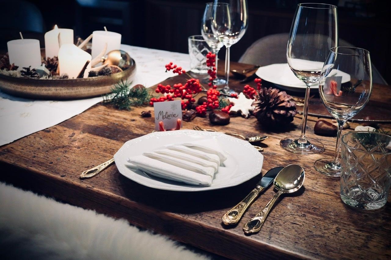 Unsere weihnachtliche #Tischdeko mit dem goldenen Besteck der Großeltern ❤️ #Weihnachtstafel #Ilex #cozy #Holztisch