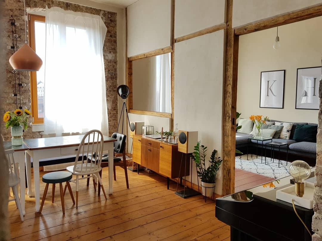 Unsere Wohnung besticht durch einen offenen, loftartigen Schnitt und ihren rustikalen Altbaucharme ♡
#couchstyle 