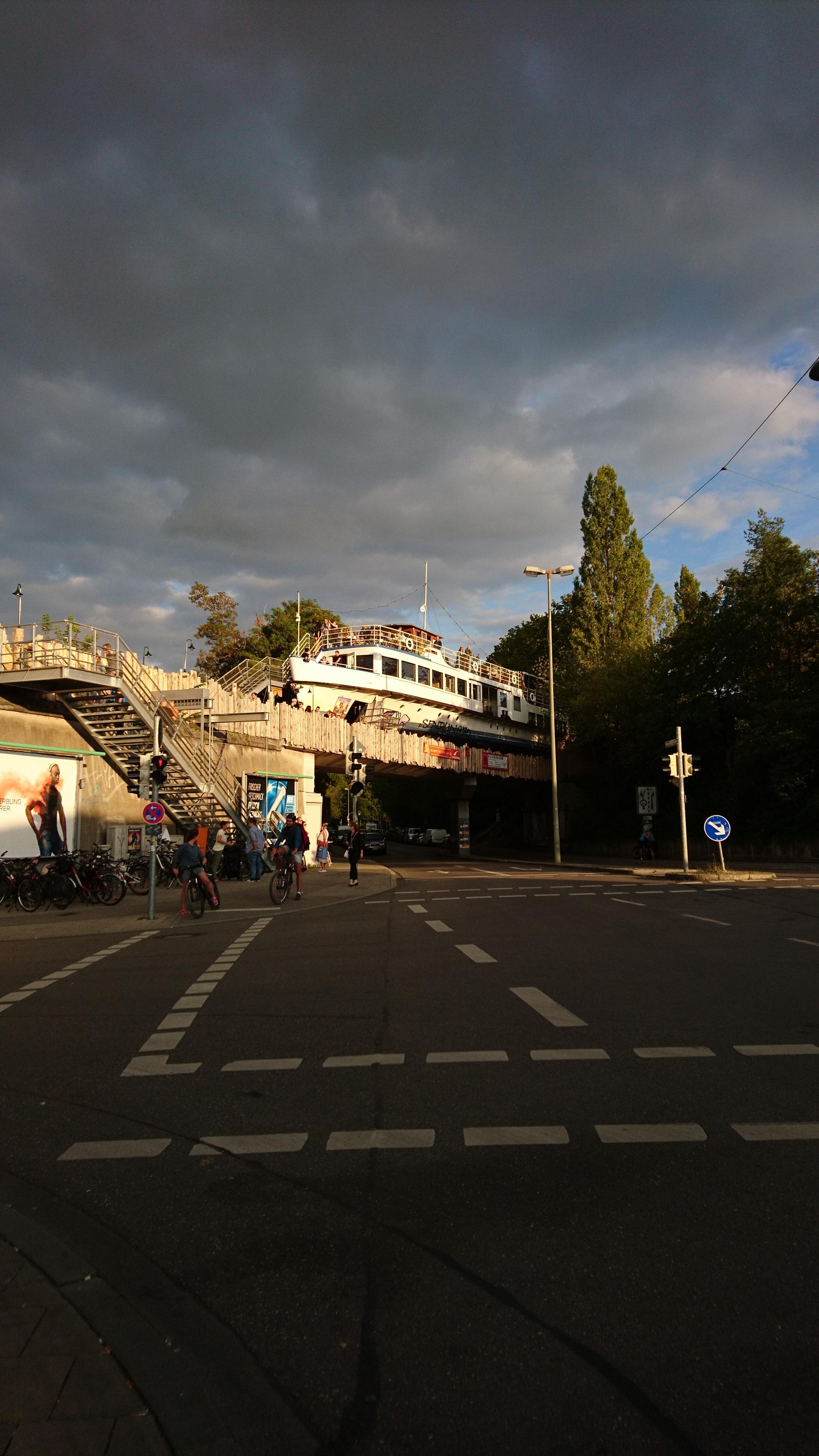 #upcycling de luxe 🚢

Ausgedienter Ausflugsdampfer wurde auf stillgelegter Eisenbahnbrücke zu neuem Leben erweckt. 