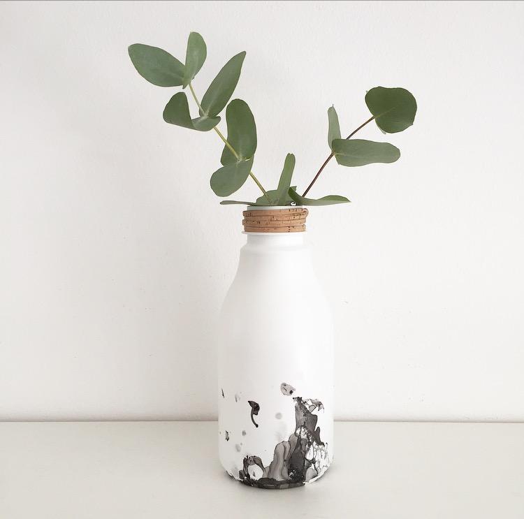 Upcycling Idee - marmorieren ♡ #diy #upcycling #marmorieren #nachhaltigkeit #plastikflasche #nagellack #vase #eukalyptus