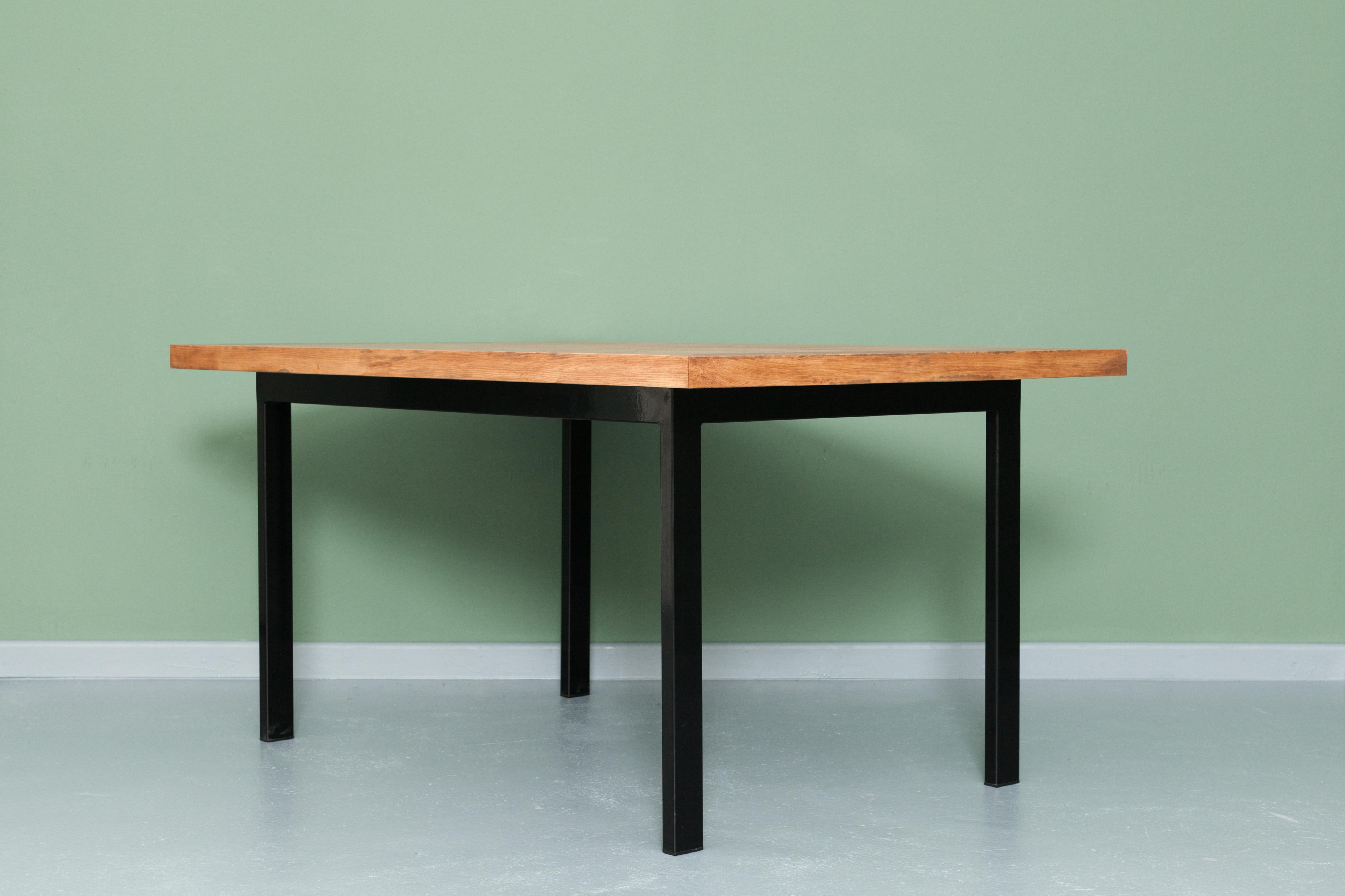 Upcycling Tisch aus recyceltem Bauholz & Eisen | ONDERBANKEN    #minimalistisch #tisch #moebeldesign #berlin
