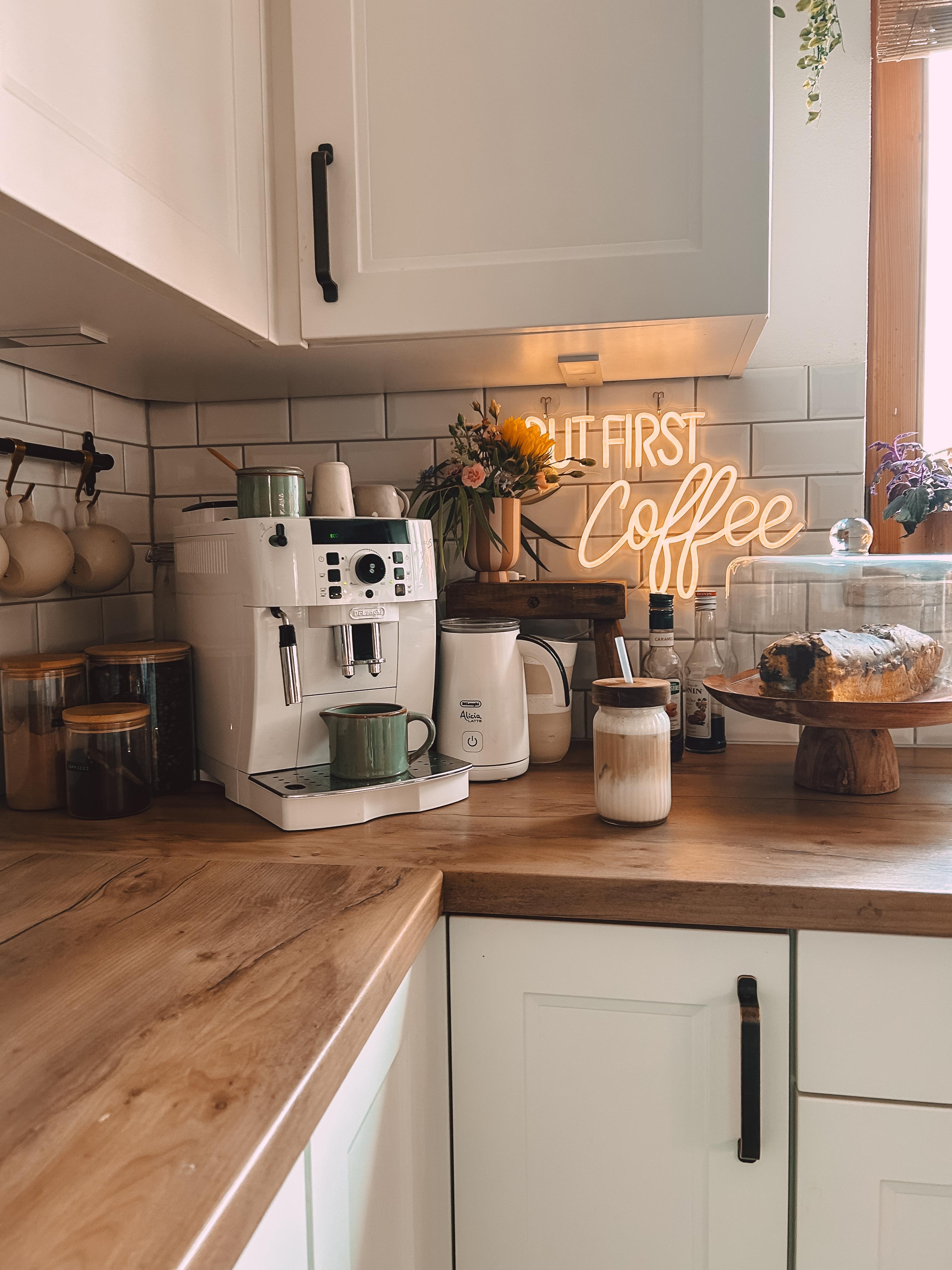 #upgrade für meinen #coffeecorner #kaffeeecke #coffeelover #küche #neonschild #icedlatte