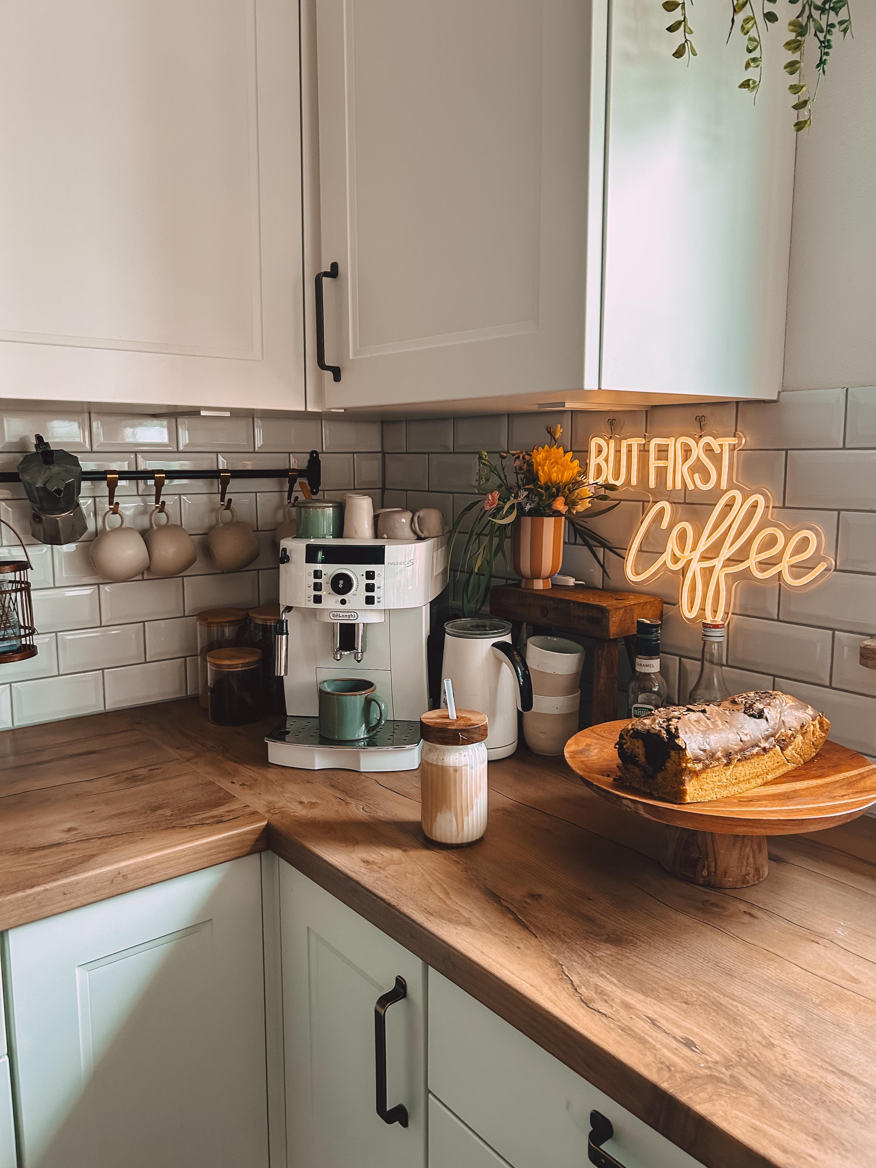 #upgrade für meinen #coffeecorner #kaffeeecke #coffeelover #küche #neonschild #icedlatte