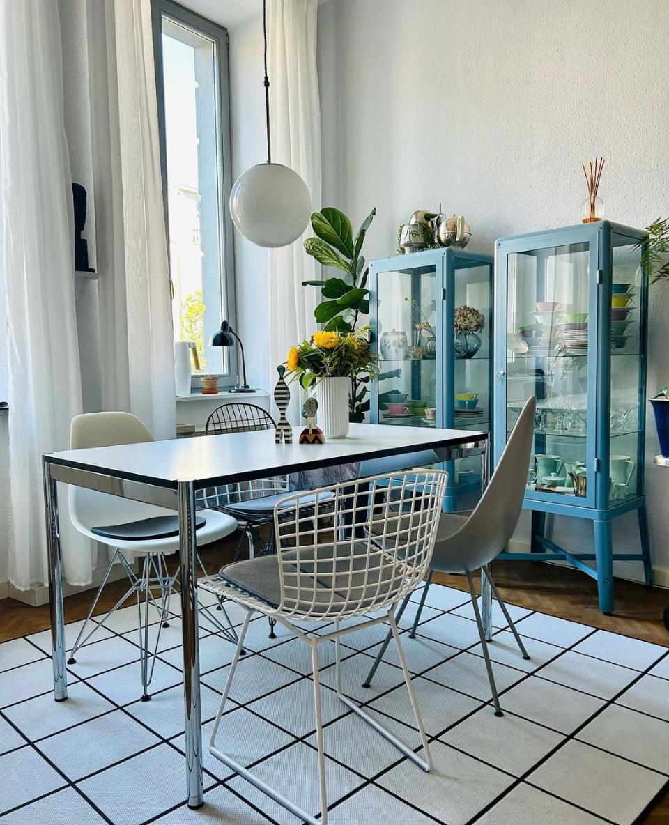 #Usmhaller #ikeafabrikör #Lilienporzellan #vitrachairs #wirechair #wohnzimmer #dropchair
Der Essplatz hat einen neuen Tisch (usm) und wirkt nun angenehm leicht. 
