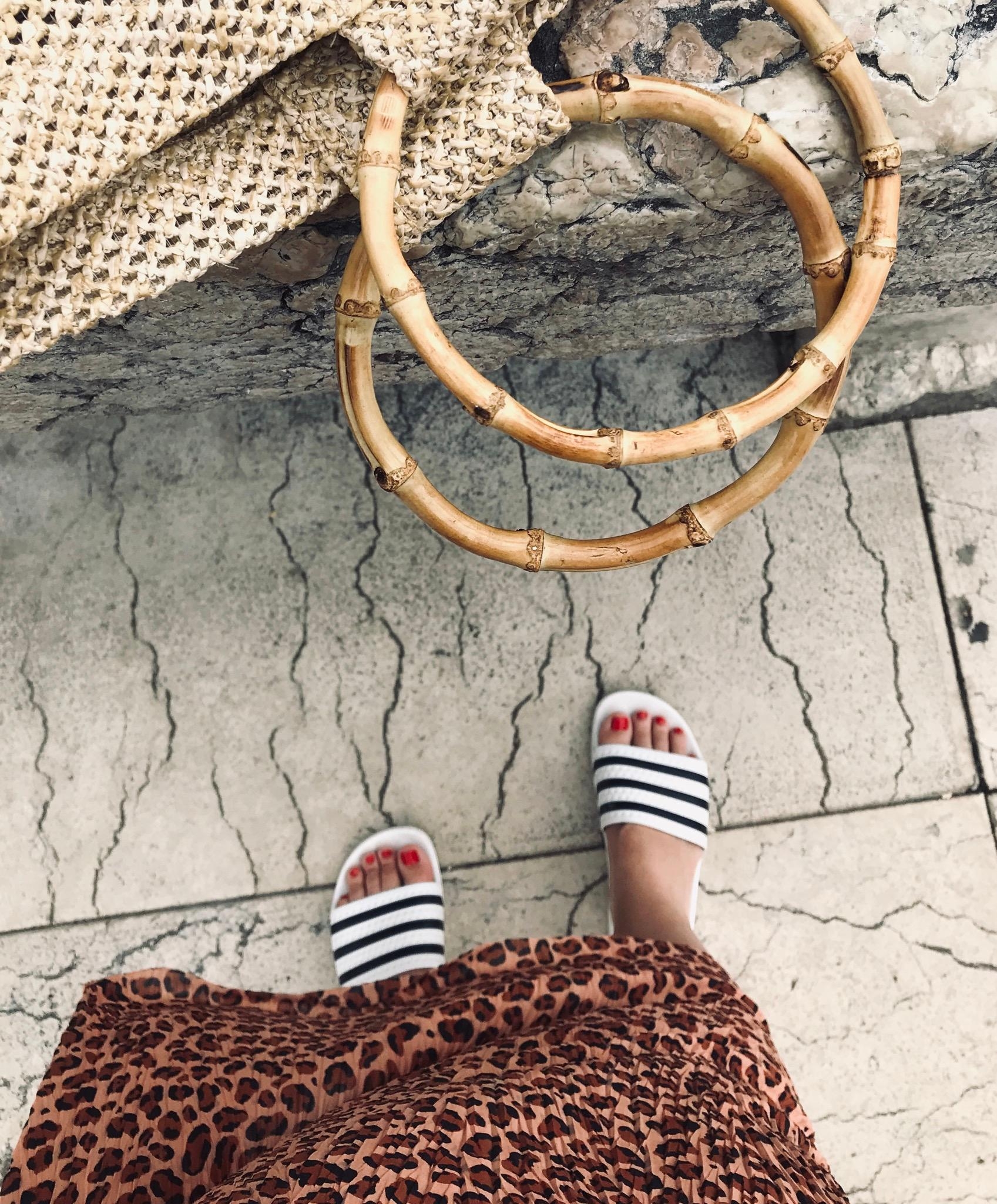 Vacay Vibes. 🖤
#ootd #summerdress #adiletten #leo #tasche #outfit #fashion #sommer #taschenliebe #leoprint