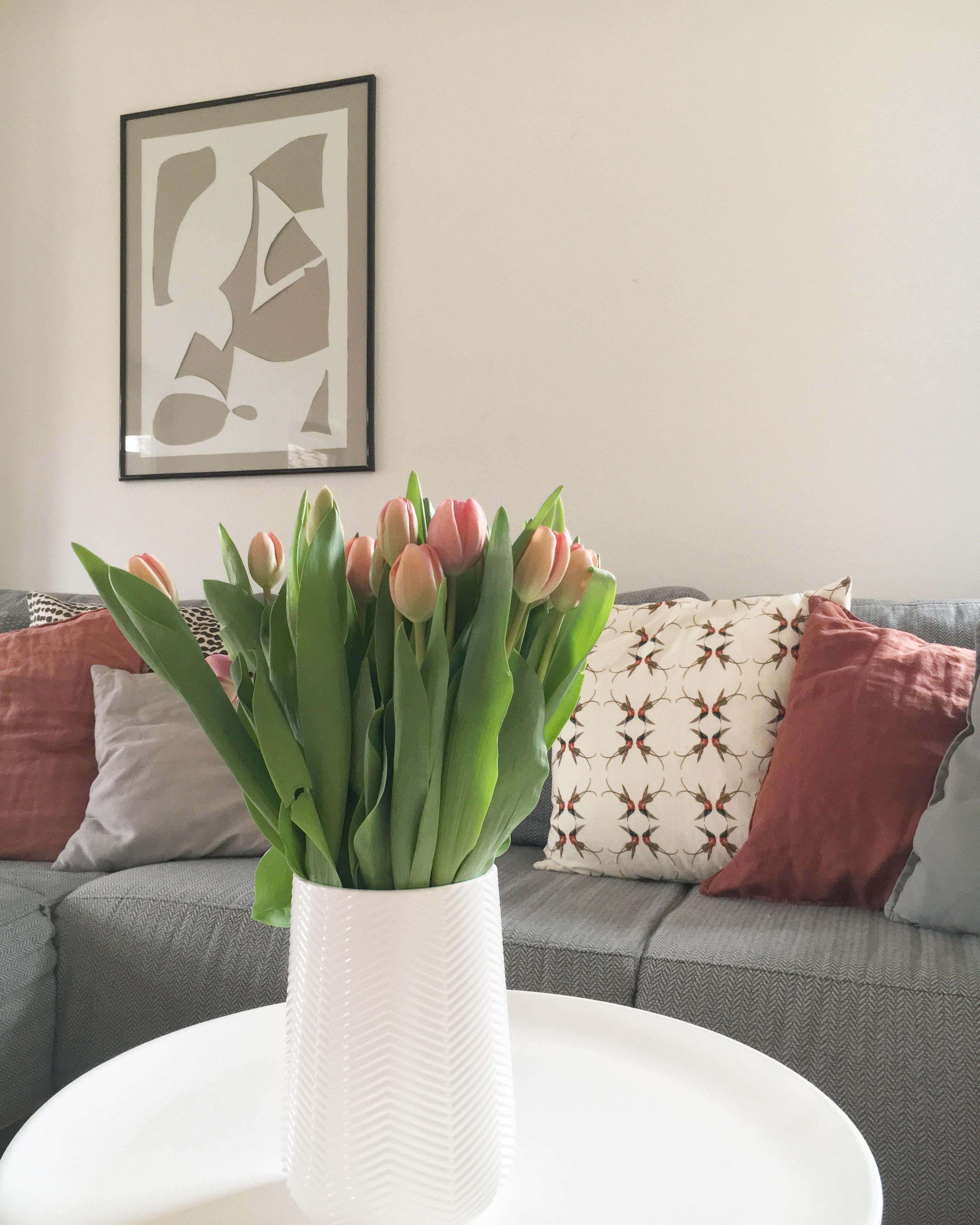 #vase #tulpen #sofa #couch #kissen #skandistyle #skandi-Style #bild #poster #wohnzimmer #weißevase #frühling 