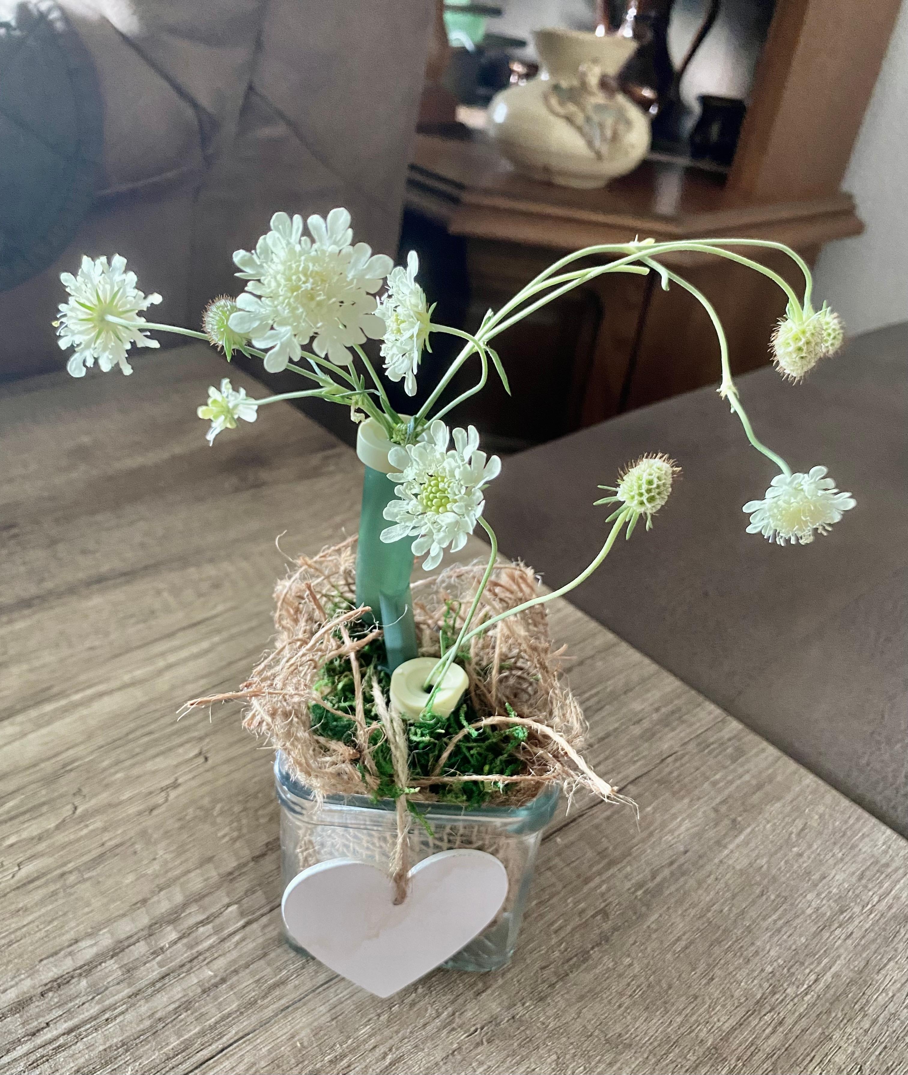 Vase von einem Orchideengesteck aufgehoben und jetzt Blümchen vom Balkon reingesetzt :)
#gesteck #vase #blumenliebe 
#weiße Skabiosen