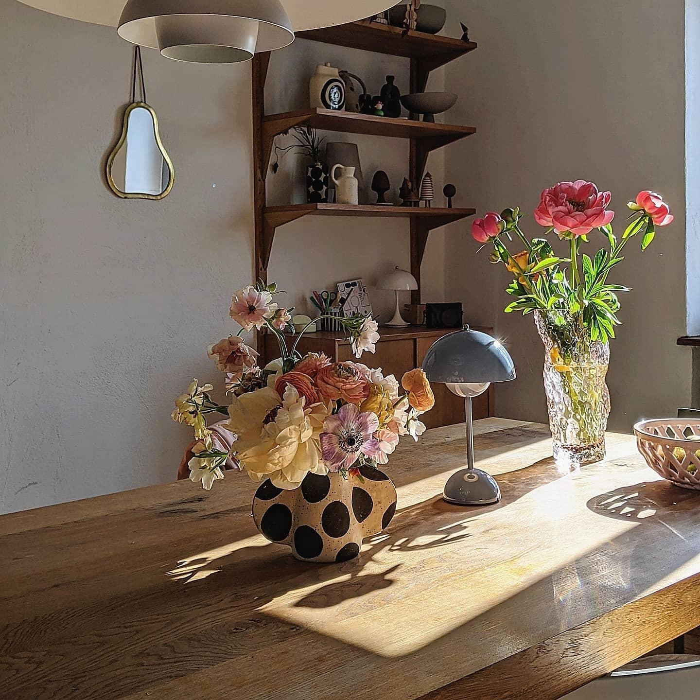 #vasen#esszimmer#altbauliebe#interior#scandinavisch#homestory#intetiør#couchstyle#esstisch#home#living#esszimmer#blumen