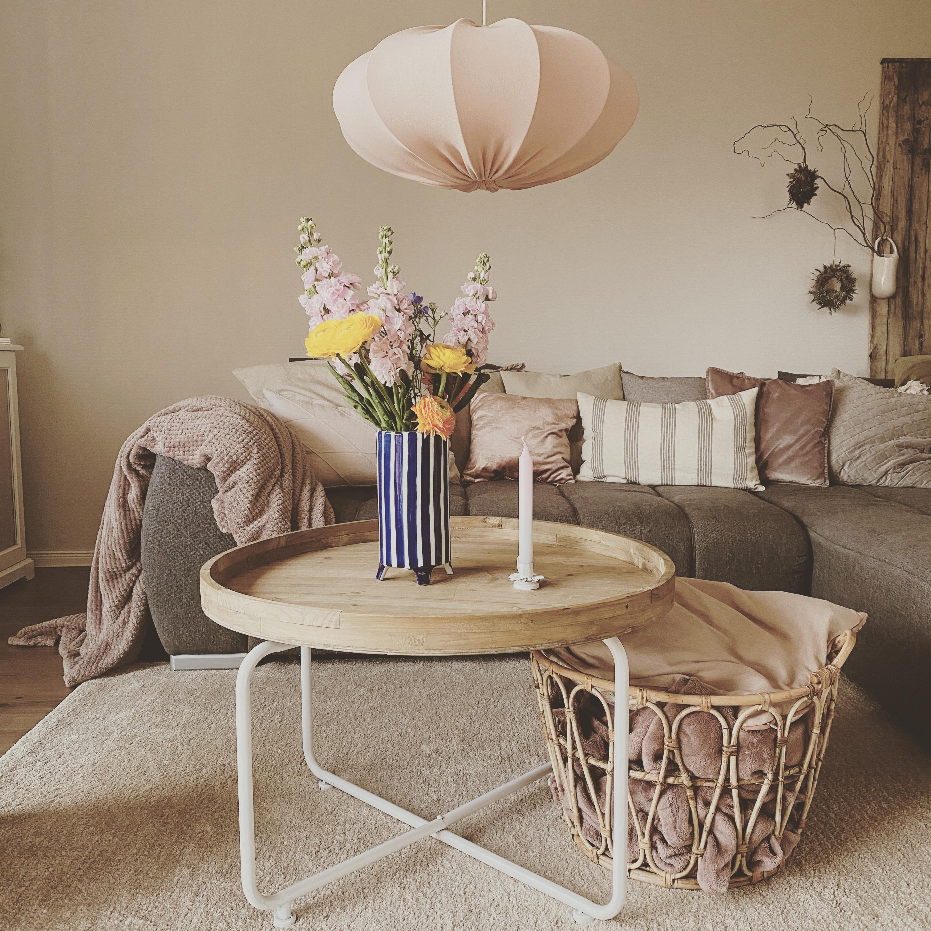 Vasenliebe
#vase#stripes#livingroominspo#couchstyle#freshflowers