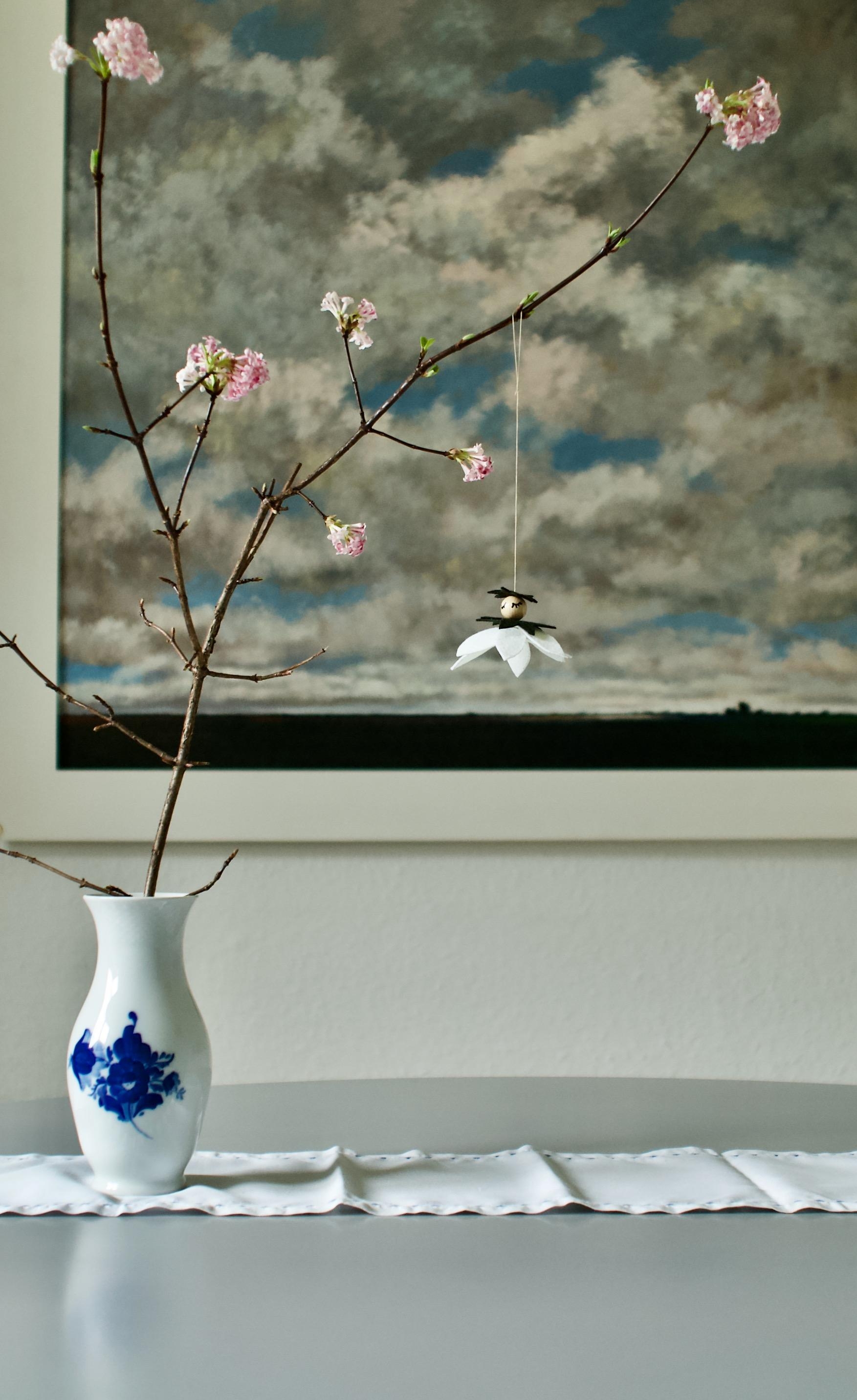 #vasenmittwoch
mit Blütenzweig und Schneeglöckchen aus Filz 