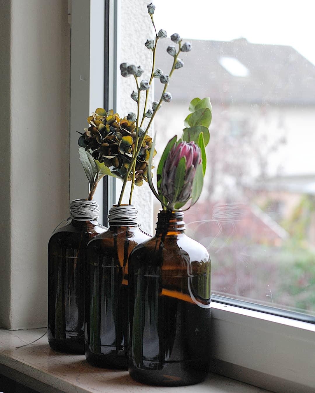 Vasentrio aus ausgedienten Laborflaschen
#upcycling #vasenliebe #flowers #couchstyle #couchliebt