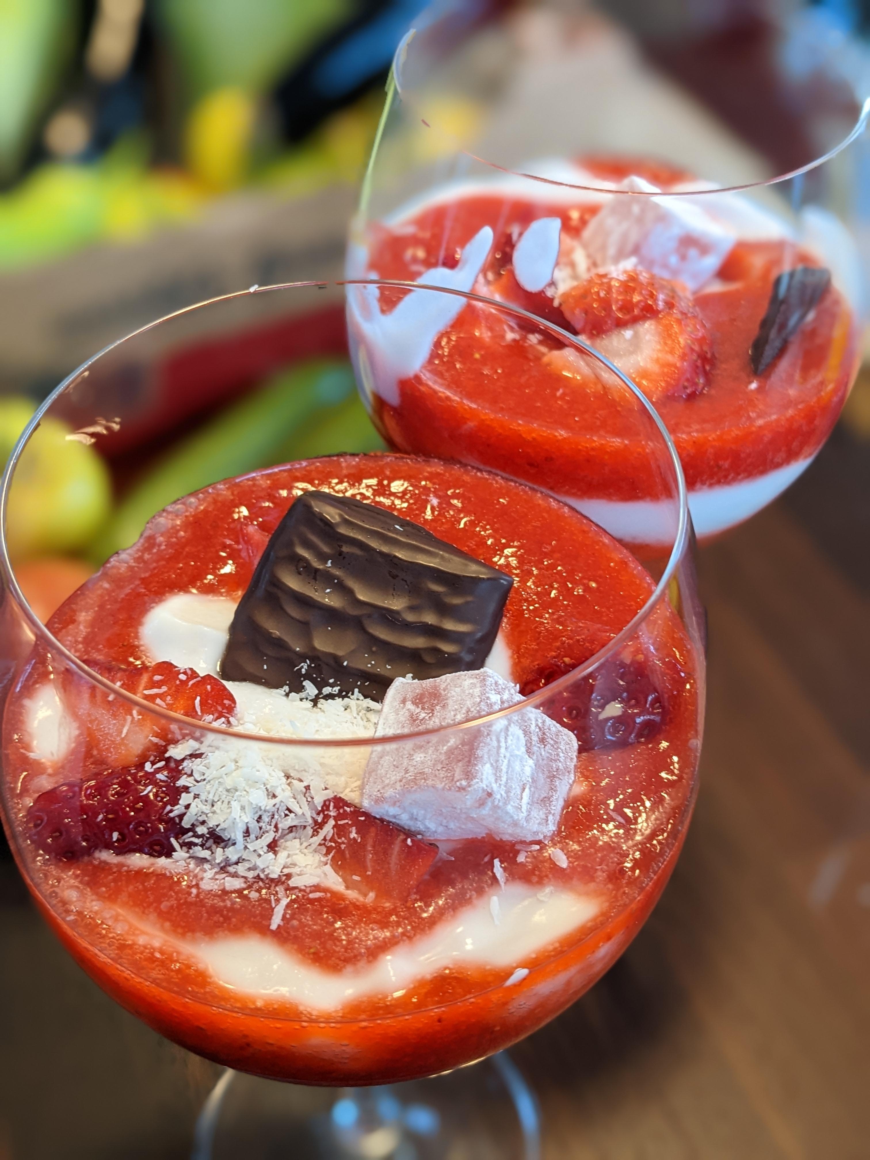 🥥🍓Vegan: Kokos-Erdbeer-Dessert mit Lokum und After Eight
#rezept #food #erdbeeren