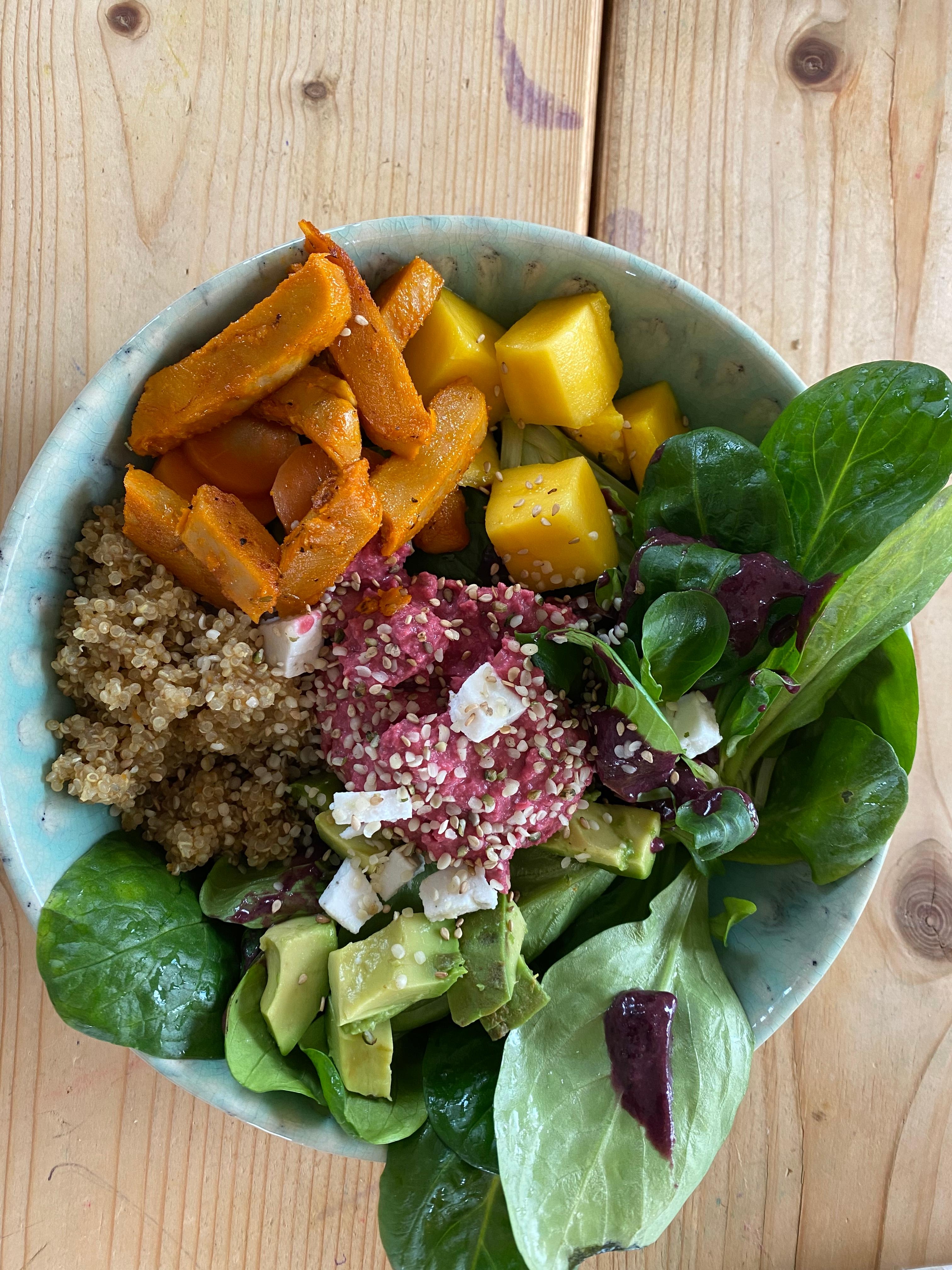 #vegane Bowl mit Quinoa, rote Beete Hummus, Salat, Spinat, Mango, Veganer Gyros, Avocado und Hanfsamen, #foodchallenge