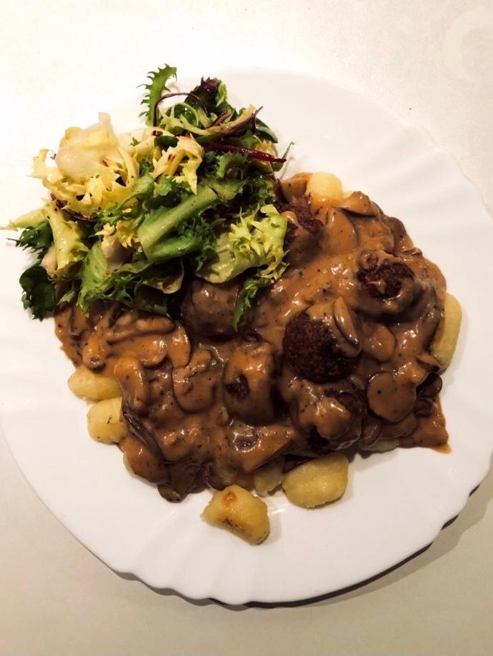 Vegane Köttbullar in Pilz-Pfeffer-Sauce 🌱 
#homemadesoulfood #vegancooking #zeitfürwasdeftiges