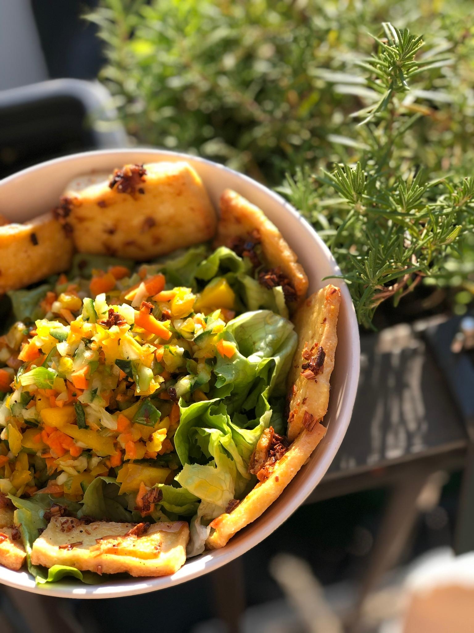 #veggieliebe
Zitronengras Tofu mit Salat und Gemüse