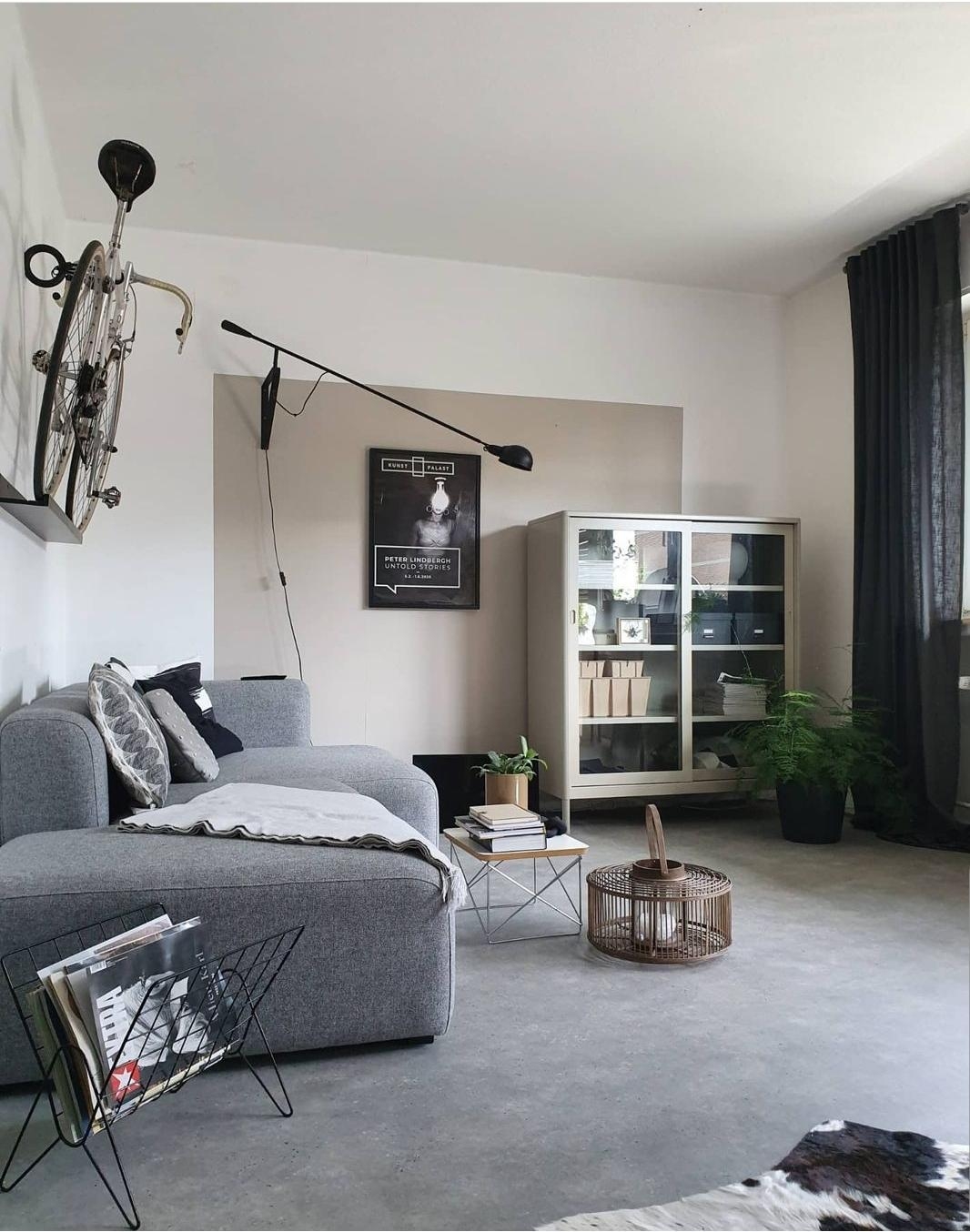 Veränderung im Wohnzimmer 
#bike #onthewall #vintage #peugeot #sofa #couch #livingroom #wohnzimmer #wohnen