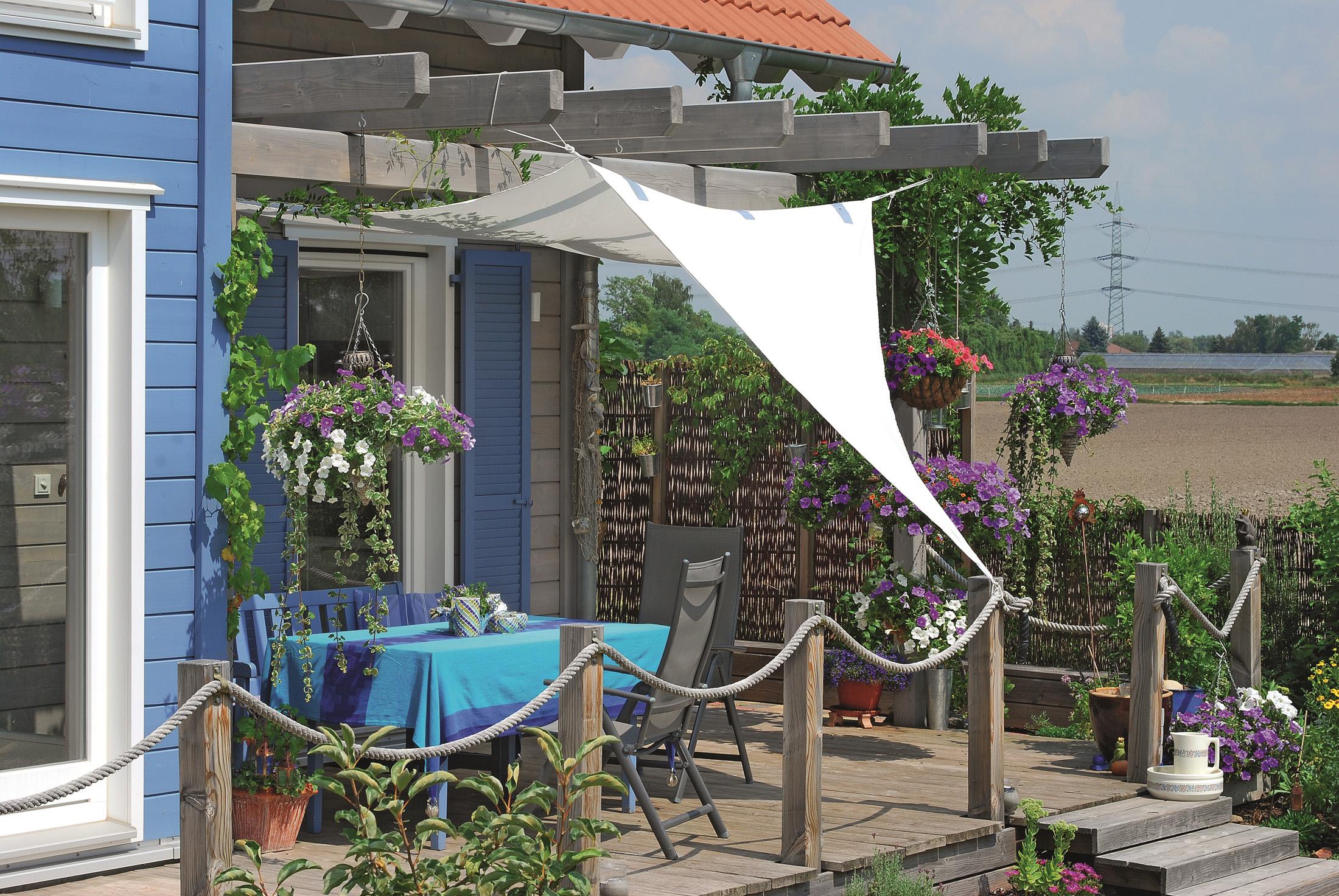 Veranda mit Sonnensegel #terrasse #wandfarbe #blumendeko #holzhaus #sichtschutz #veranda #sonnensegel #geländer #holzfassade #gartenbank #holzterrasse #pergola ©Stommel Haus