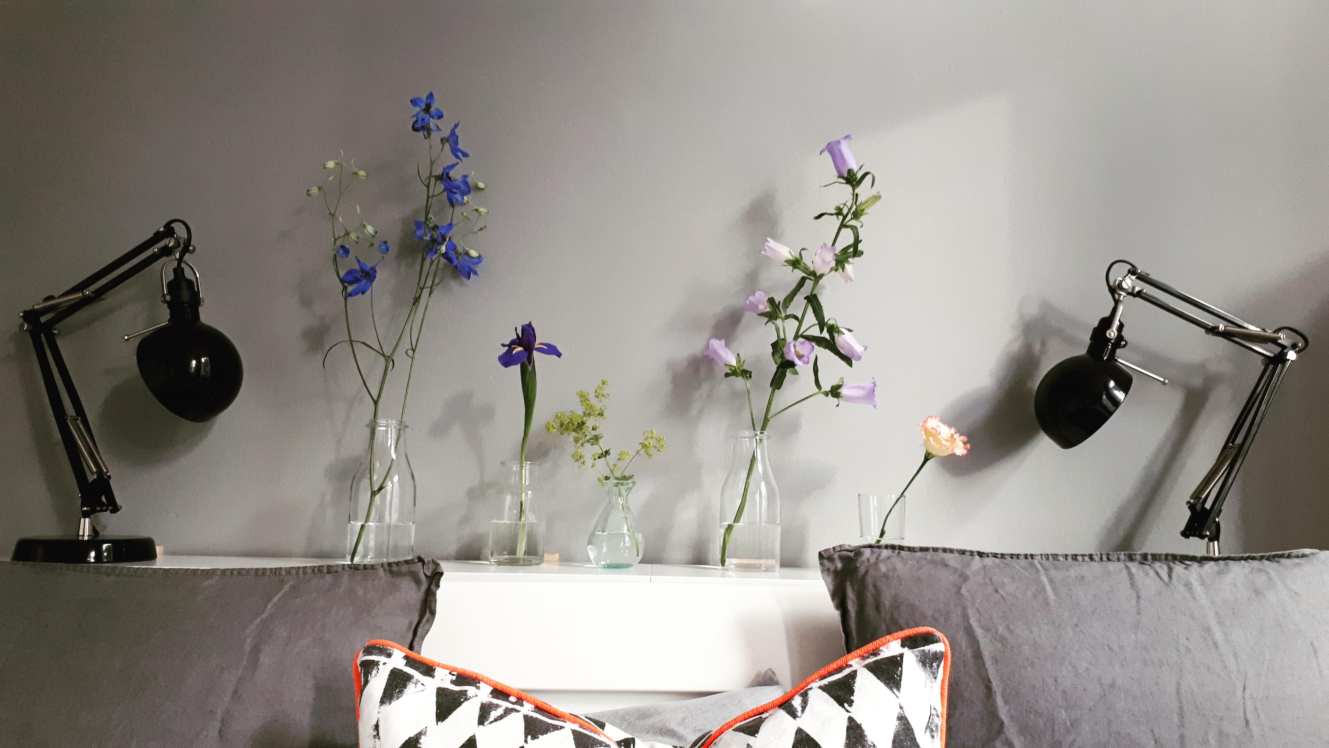Verliebt in die Blumenvielfalt 💐

#Schlafzimmer #Vielfalt #Blumen #Altbau #Altbauliebe #Scandinavian #Ikea #Vasen