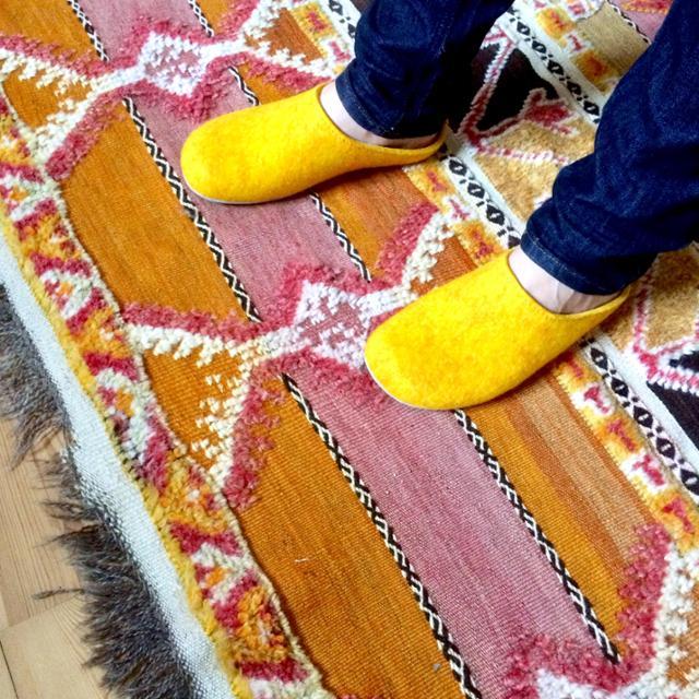 Verliebt in meine knallgelben Pantoffeln und diesen farbenfrohen Teppich. 😍 #livingABC #knallgelb #boho #hygge #teppich