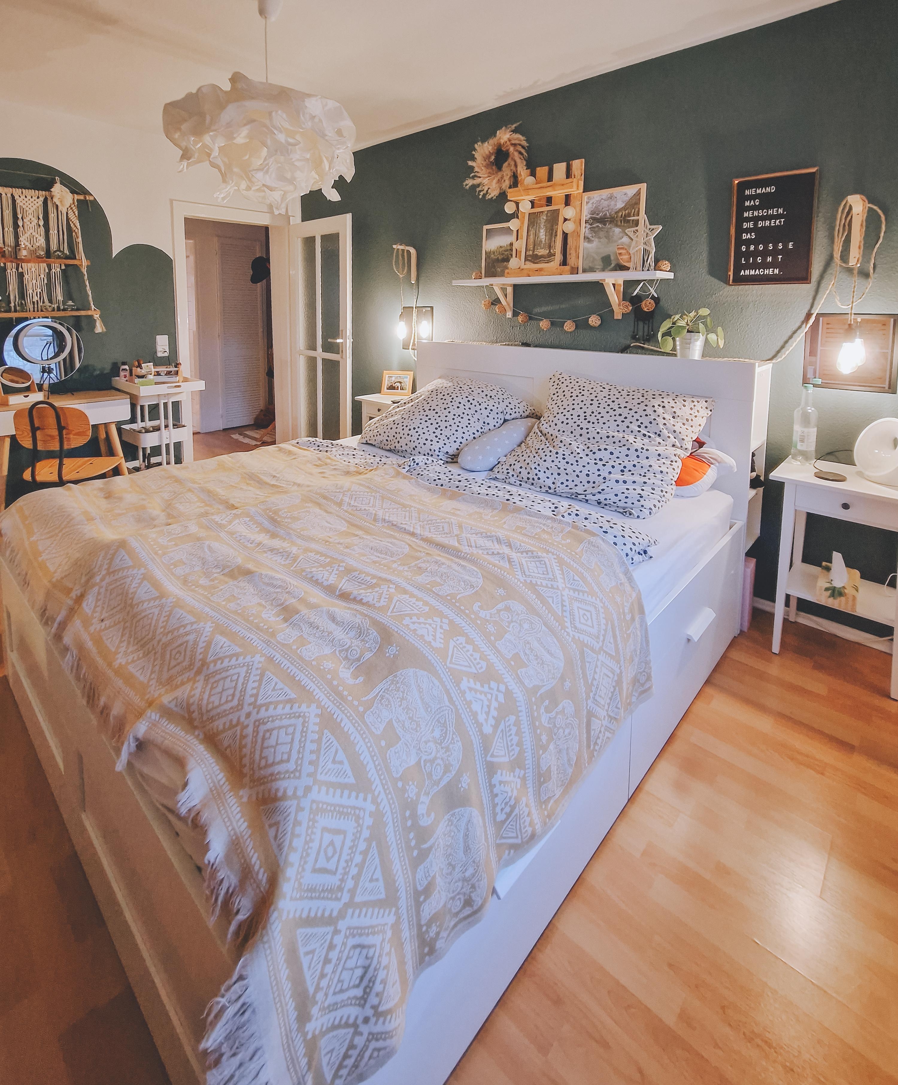 Verliebt ins #Schlafzimmer #boho #bohostyle #grün #wandgestaltung #bilderwand #diyleuchte #wandfarbe #couchliebt