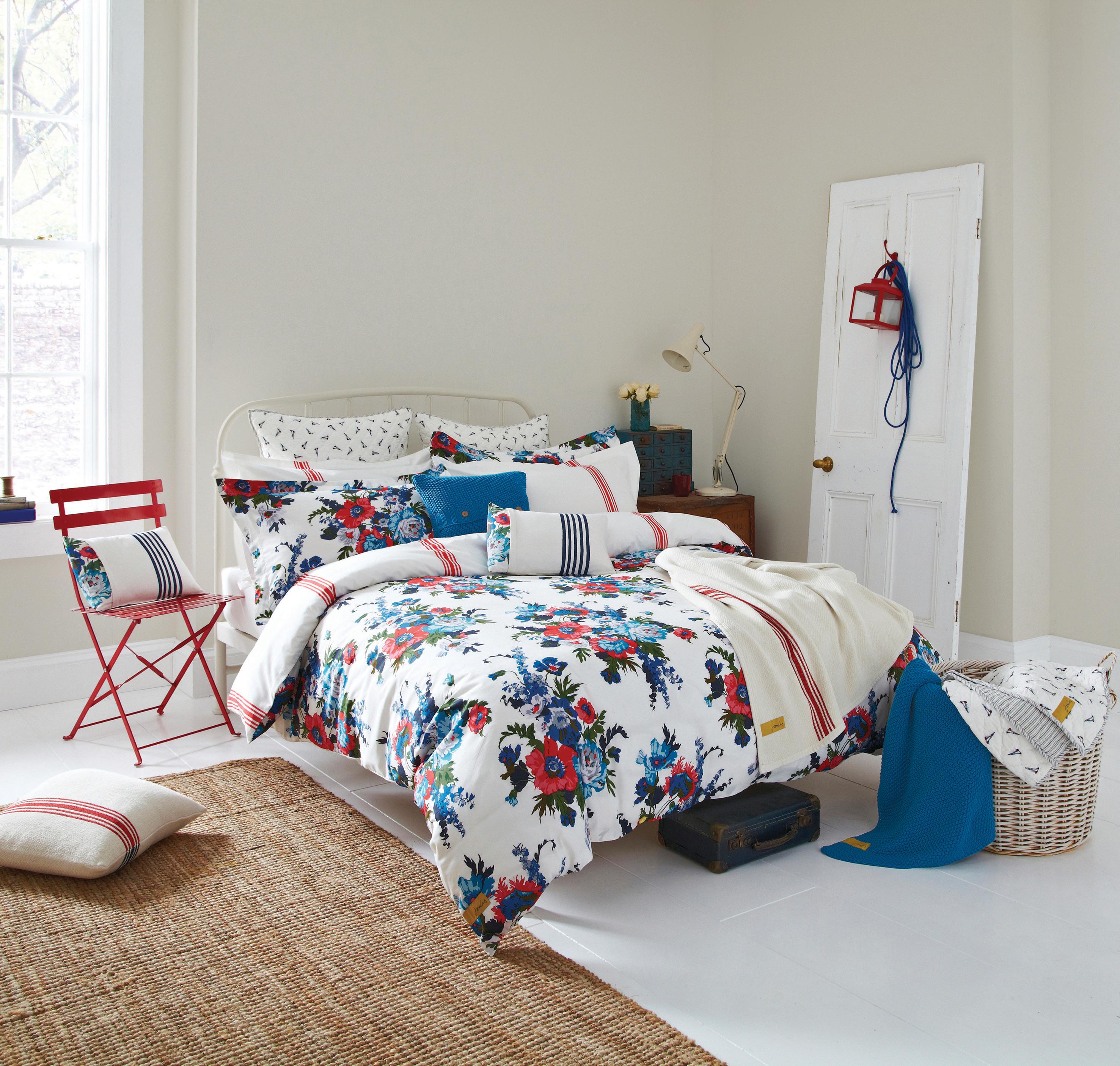 Verspieltes Schlafzimmer mit Blumenmuster #bettwäsche #kissen ©Bedeck Ltd.