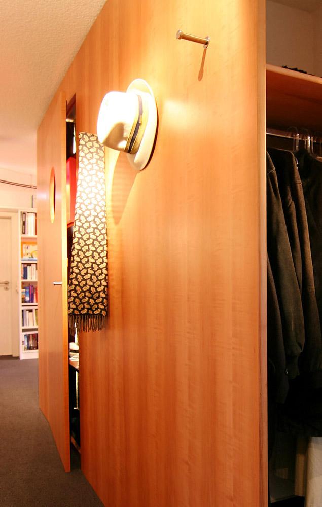 Versteckte Garderobe hinter Holz #garderobe ©Kerstin Marx-Kiesinger