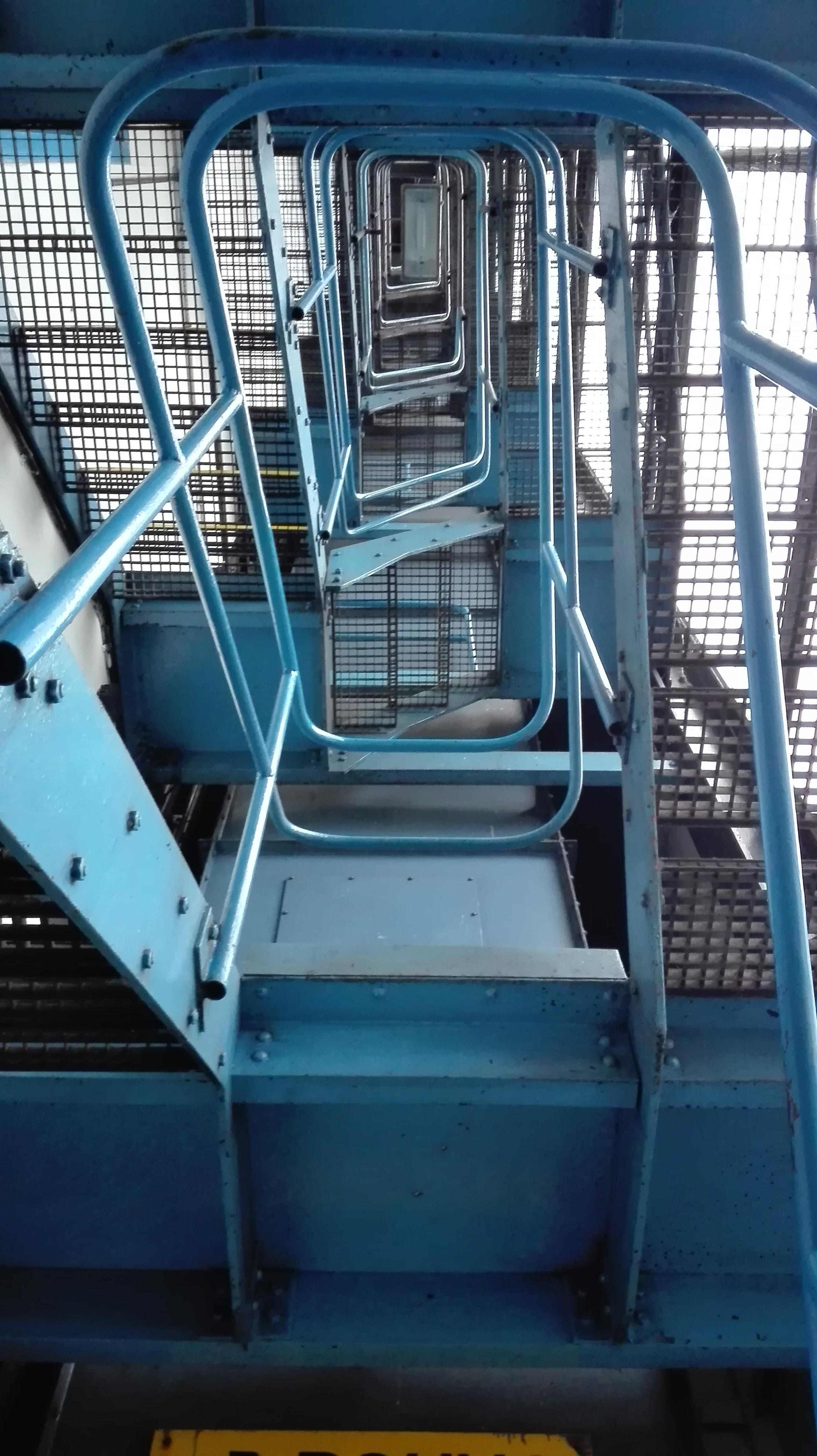 Versteckte Orte mit beeindruckender Architektur. Eine knallblaue Treppe in einem alten Energieturm! #vondirinspiriert