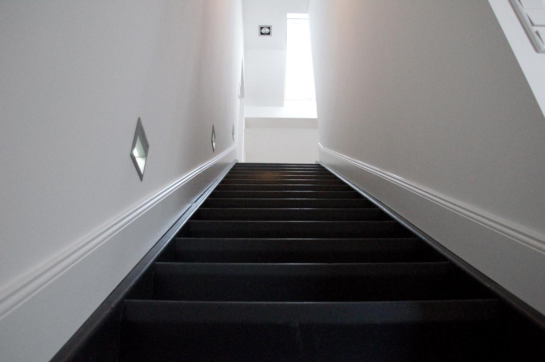 Versteckte Treppe im Wohlfühl Fabrik Loft 210qm zu mieten #handlauf #treppenbeleuchtung ©Tatjana Adelt