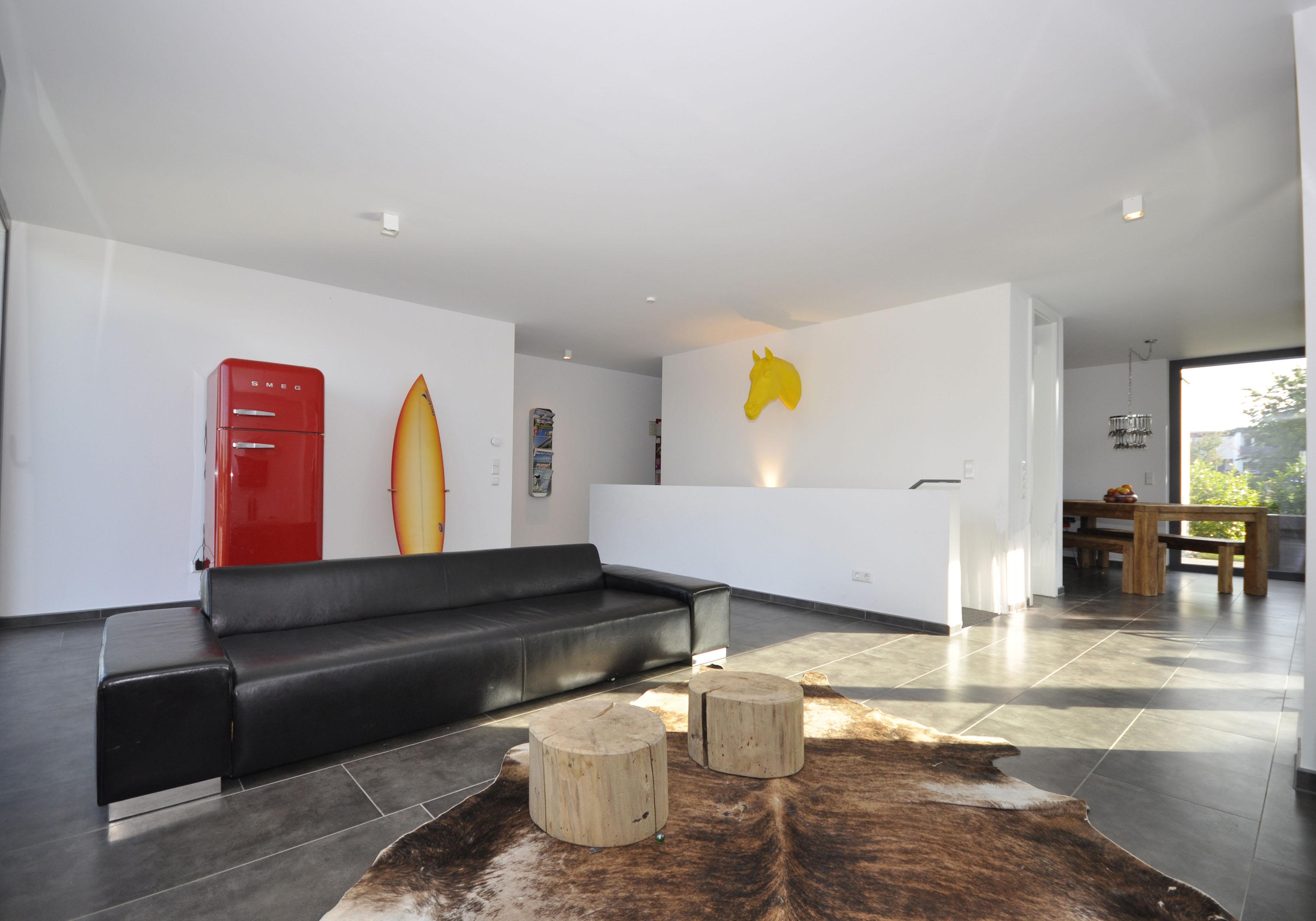 Versteckter Zwilling #couchtisch #steinfliesen #sofa #wanddeko #kühlschrank ©Udo Ziegler Architekten