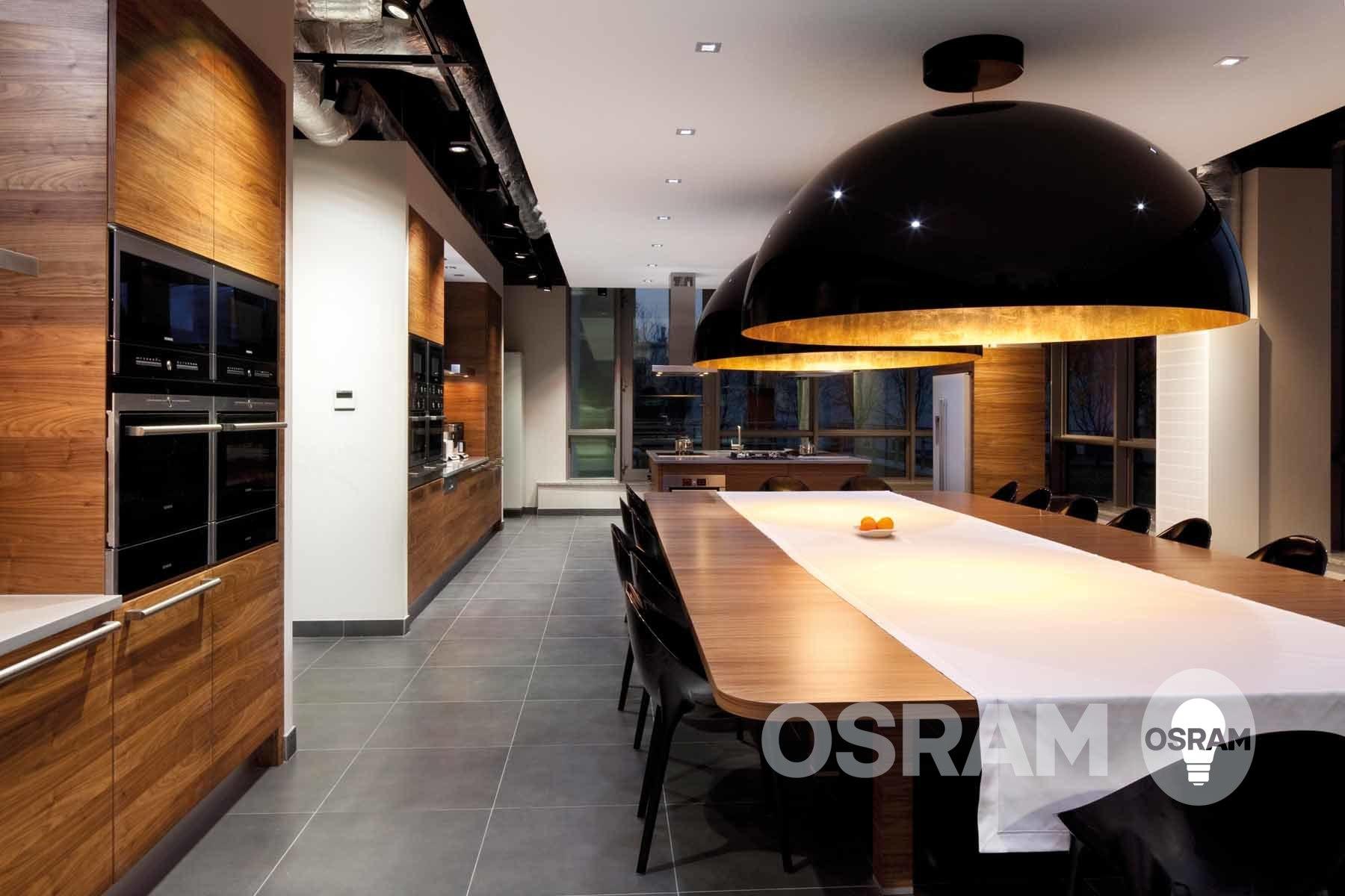 Viel Platz in der Küche #küche #esstisch #beleuchtung #lampe ©OSRAM