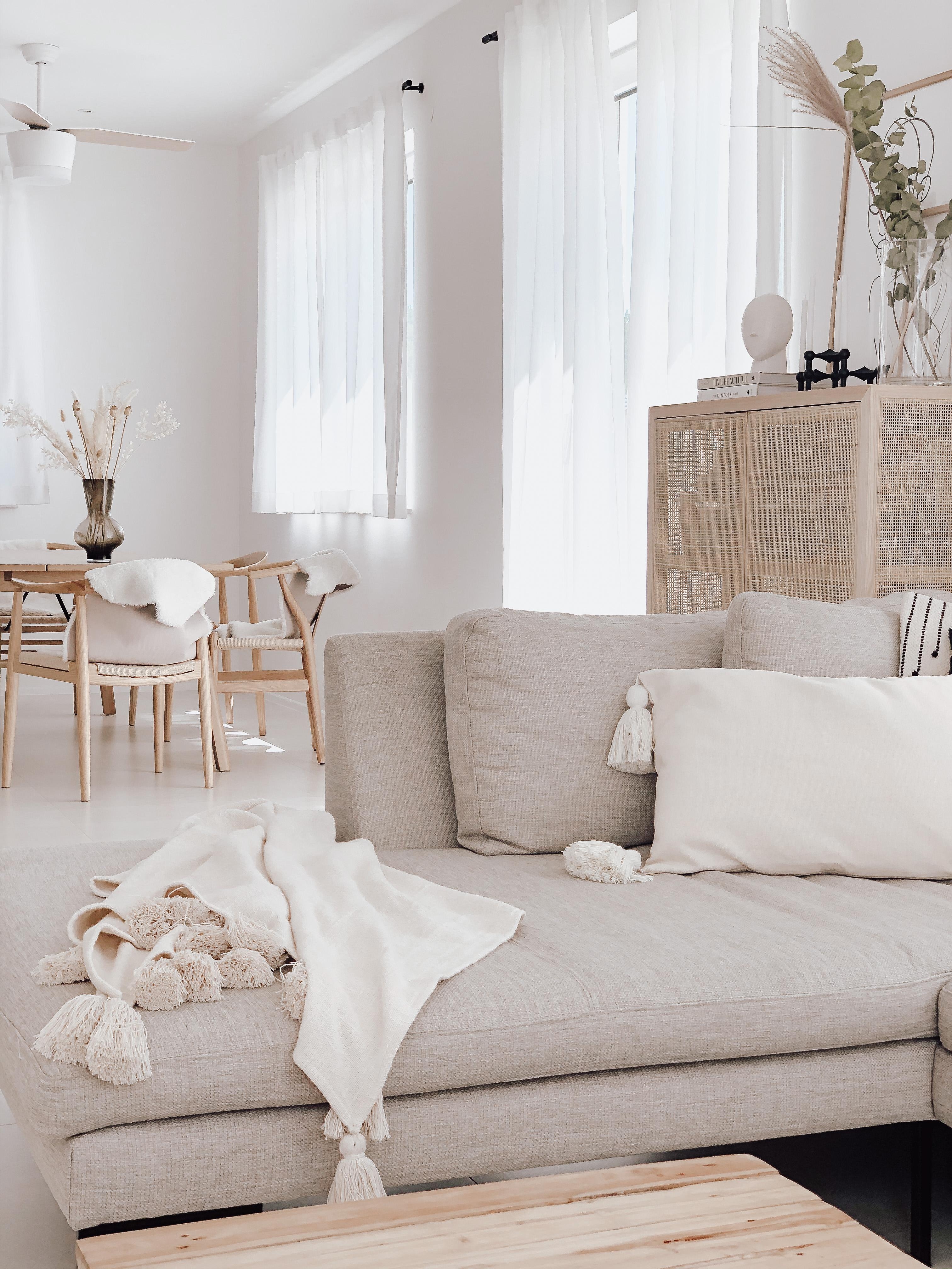 Viele Fenster, hohe Decken, zusammen mit einem hellen Farbkonzept. Frei, hell, luftig und gemütlich. #livingroom #inspo