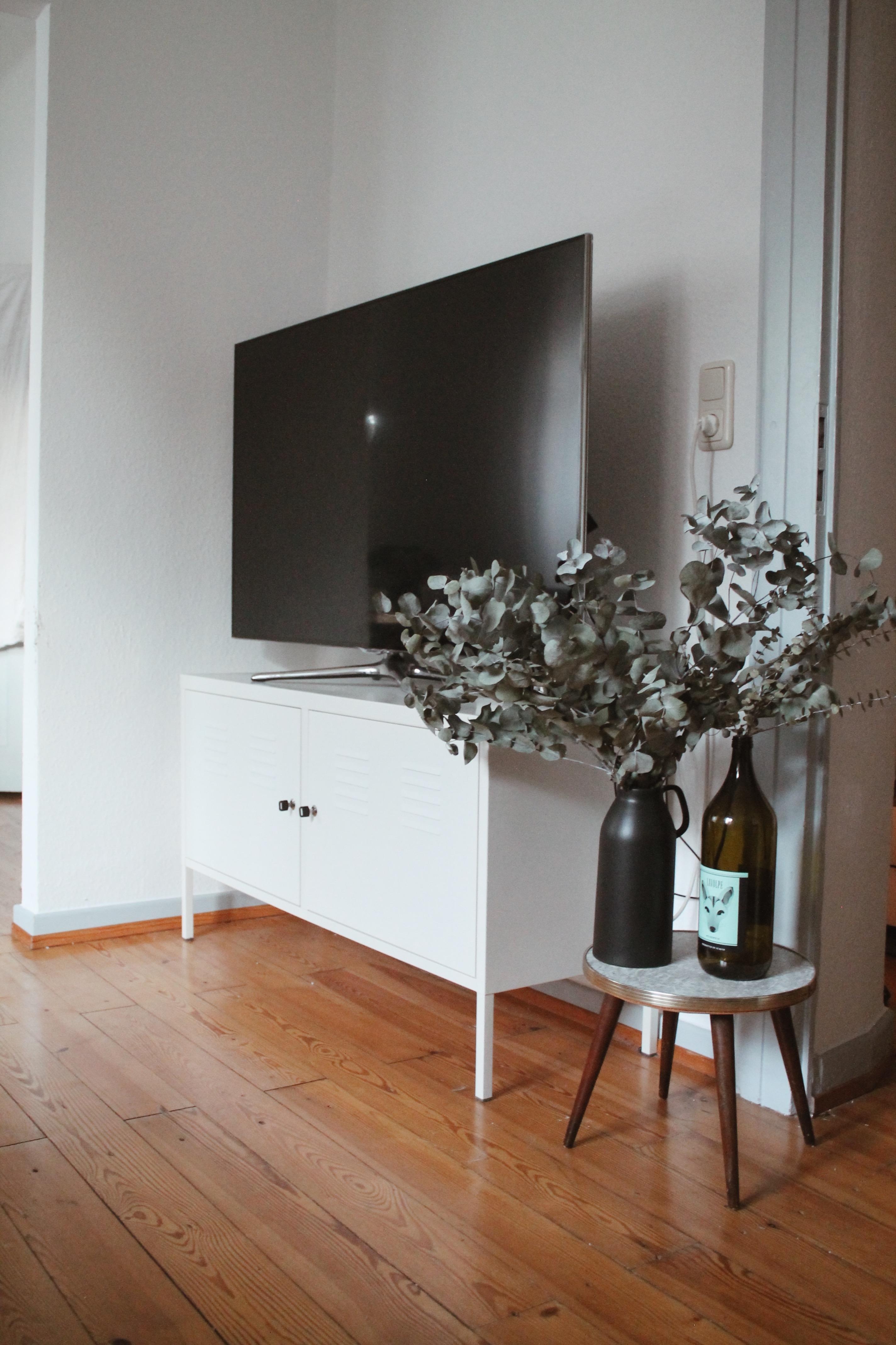 Vielleicht darf ja bald eins aus Holz einziehen #sideboard #livingchallenge #tvboard #livingroom #couchstyle