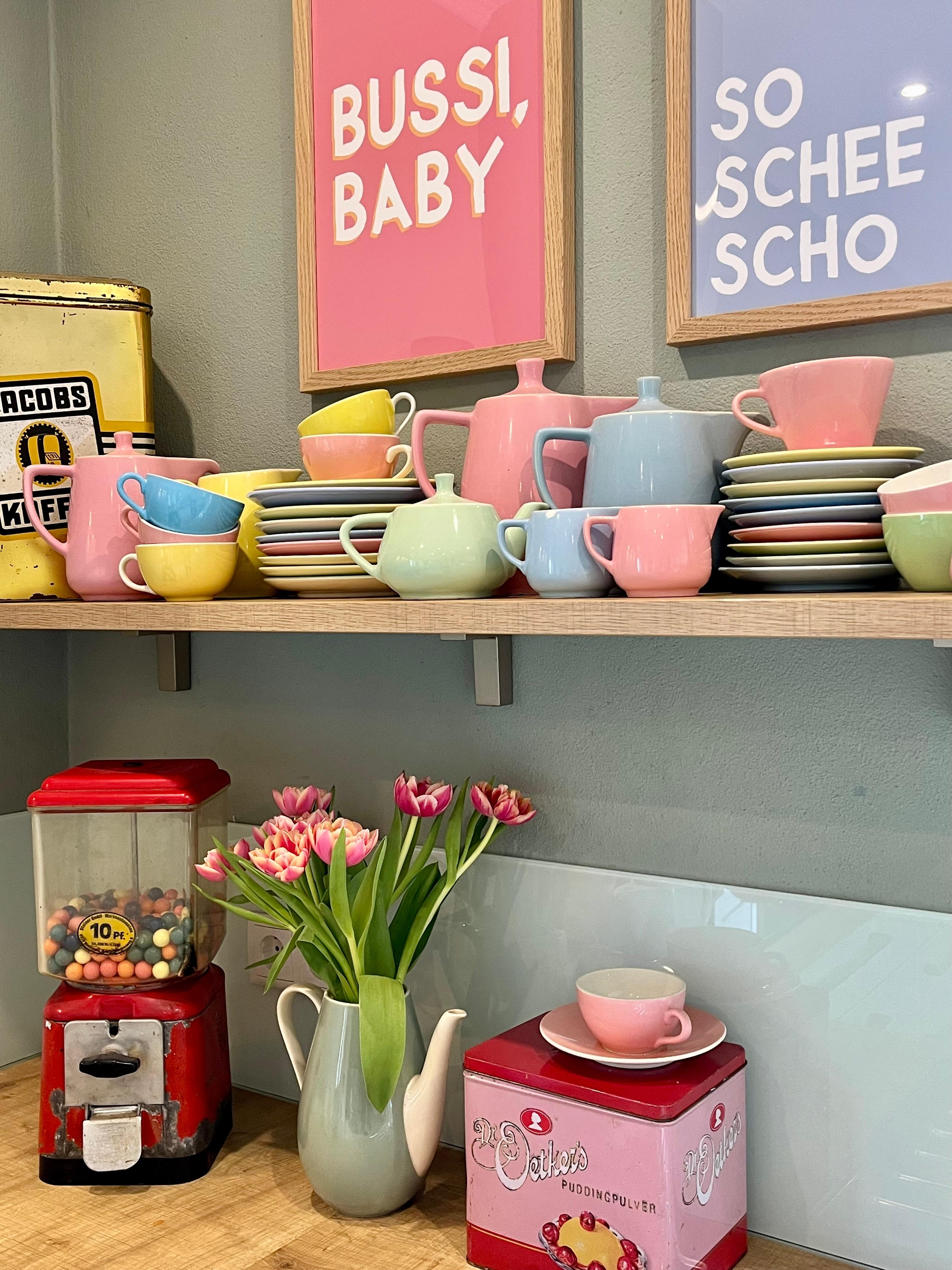 Vintage & Farbe = große Liebe 🩷 #kitchenshelf #shelfstyling #pastell #tassenliebe