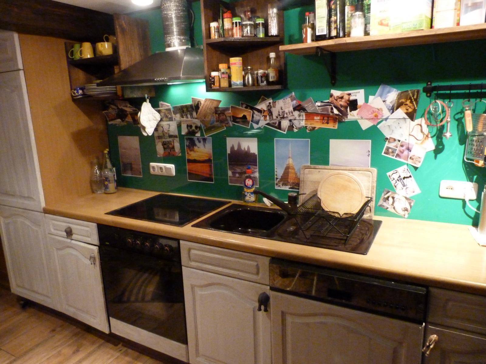 Vintage Küche vor knallgrüner Wand #vintageküche ©Sabine Wasmeier