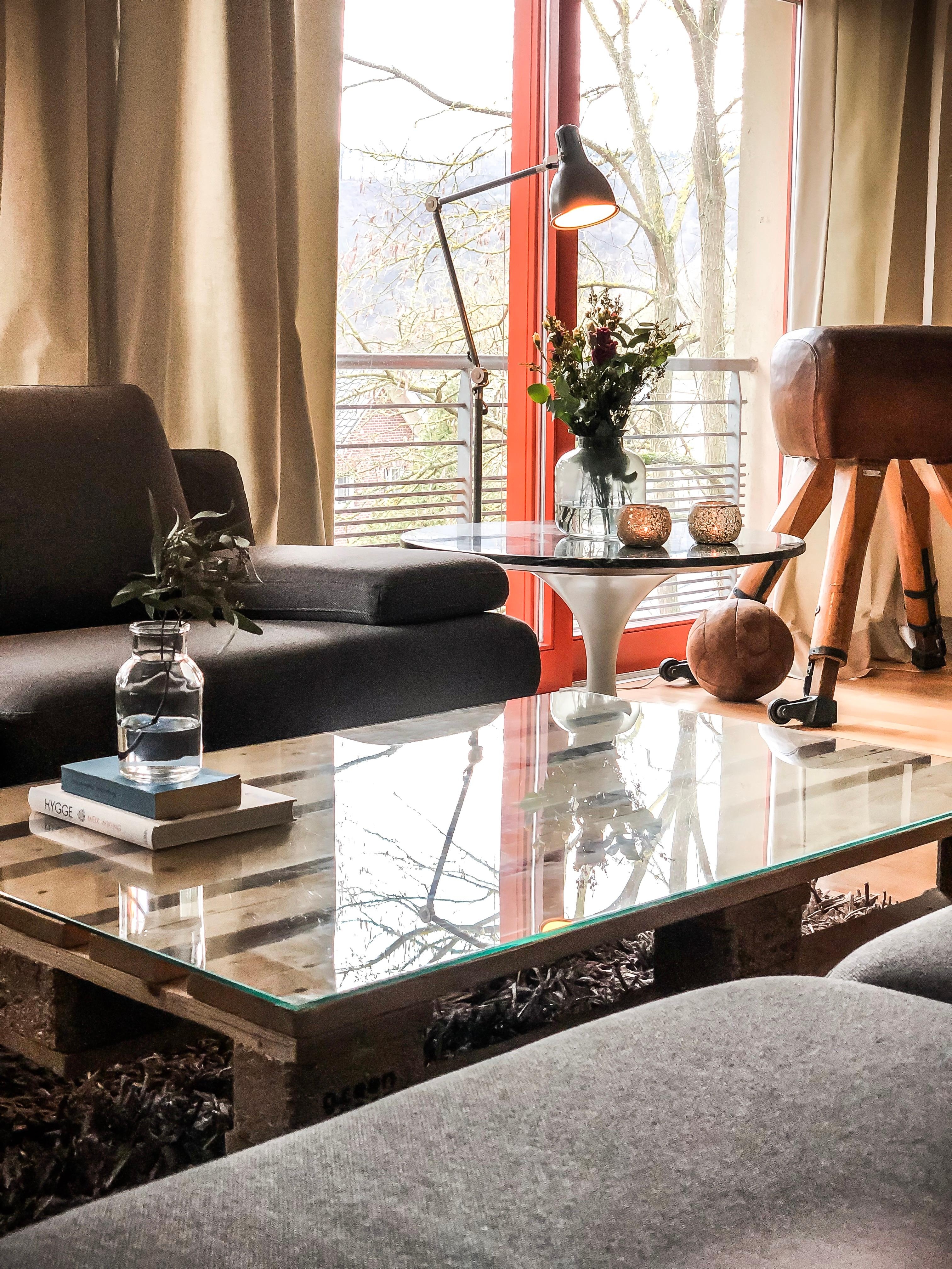 Vintage meets modern #wohnzimmer #couch #industriedesign #holz #glas #midcentury