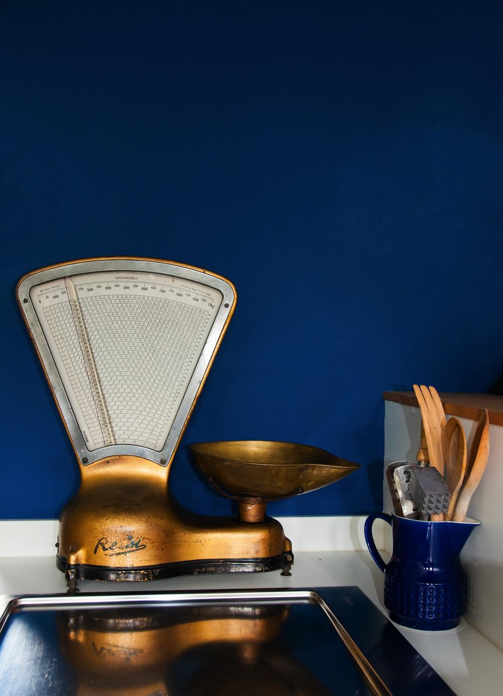 Vintage Waage Gold vor blauer Wand #küche #vintage ©VINTA SERIES