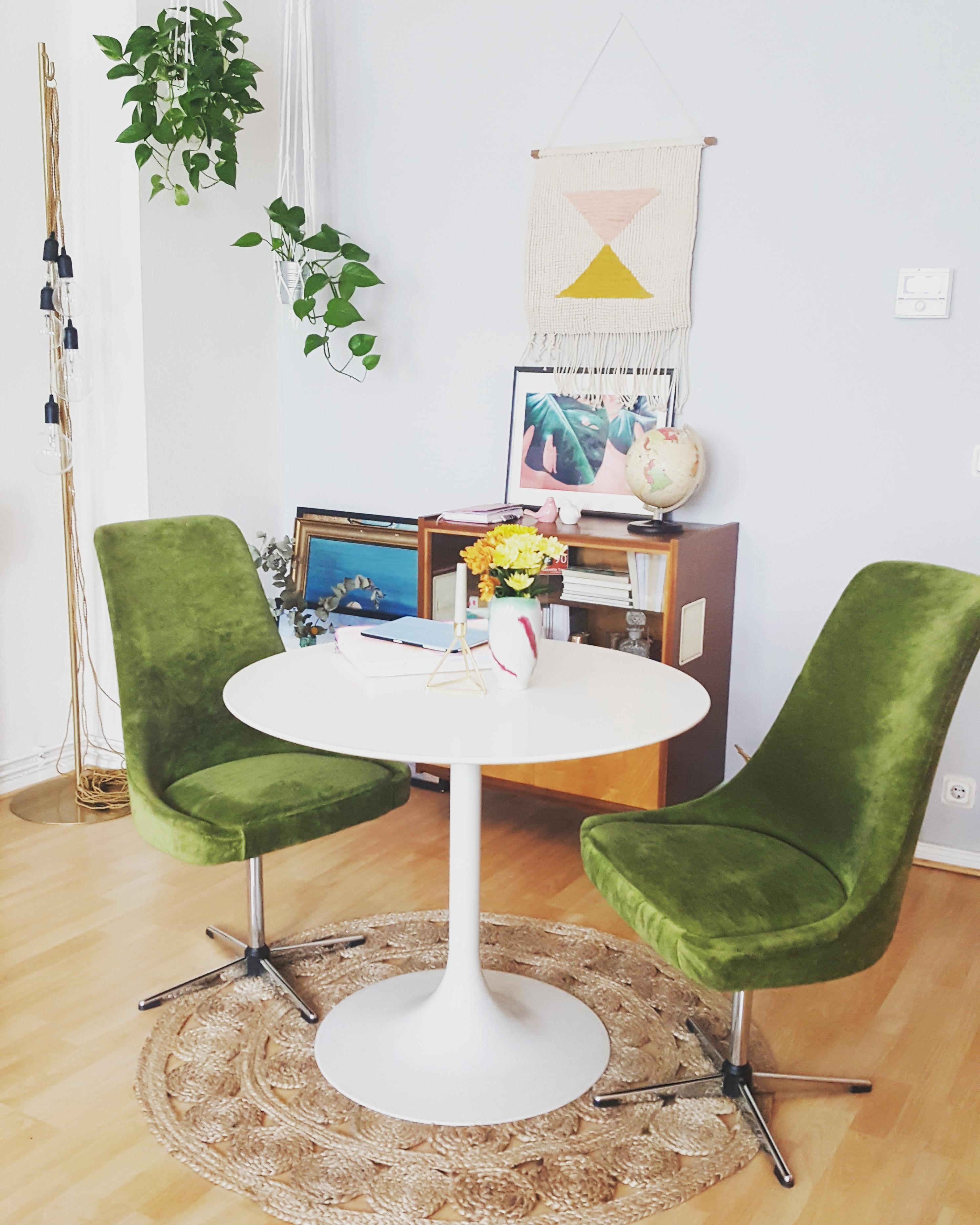 Vintagehome/ Wohnzimmer mit original Tulpi und Sesseln aus den 60ern