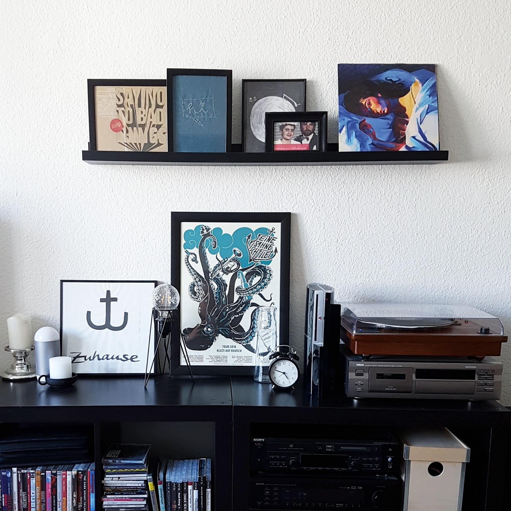 Vinyl, Kunst und Erinnerungsstücke dürfen einfach nicht fehlen. #couchliebt #vinyl #plattenspieler #wohnzimmer #interior