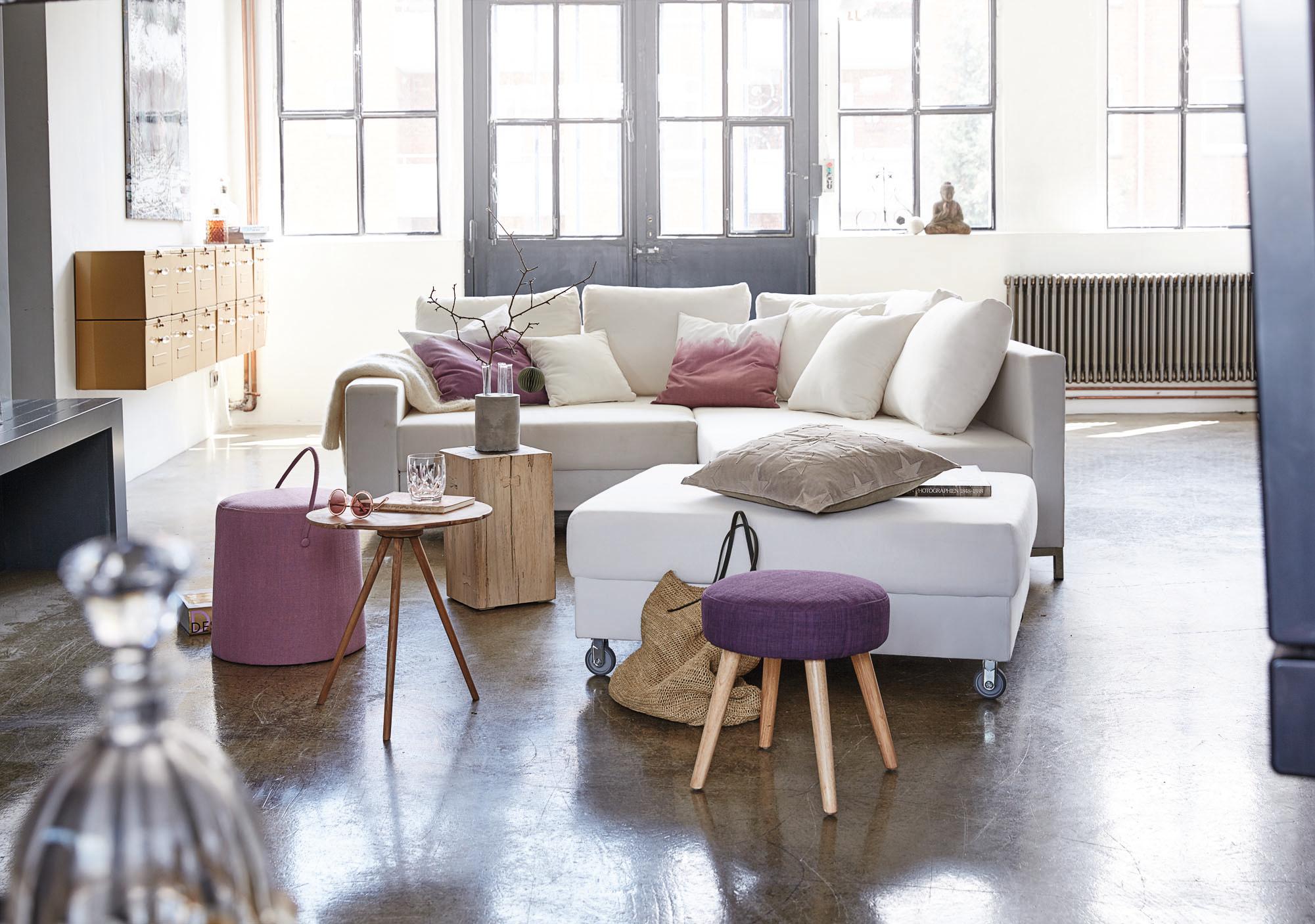 Violette Akzente als Eyecatcher #couchtisch #hocker #wohnzimmer #kommode #sofa #zimmergestaltung ©Impressionen