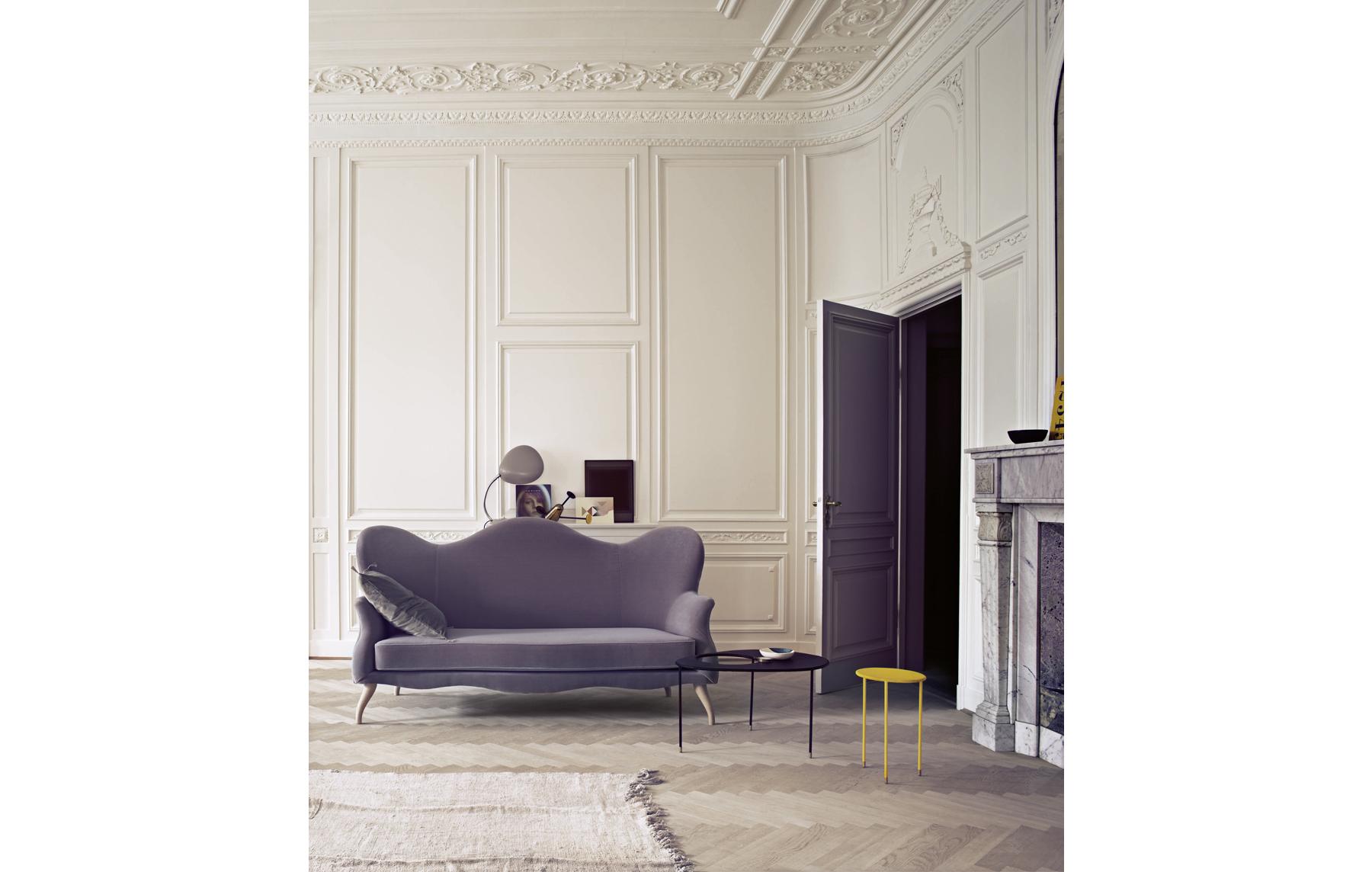 Violettfarbene Möbel für einen klassischen Look #sofa ©Gubi