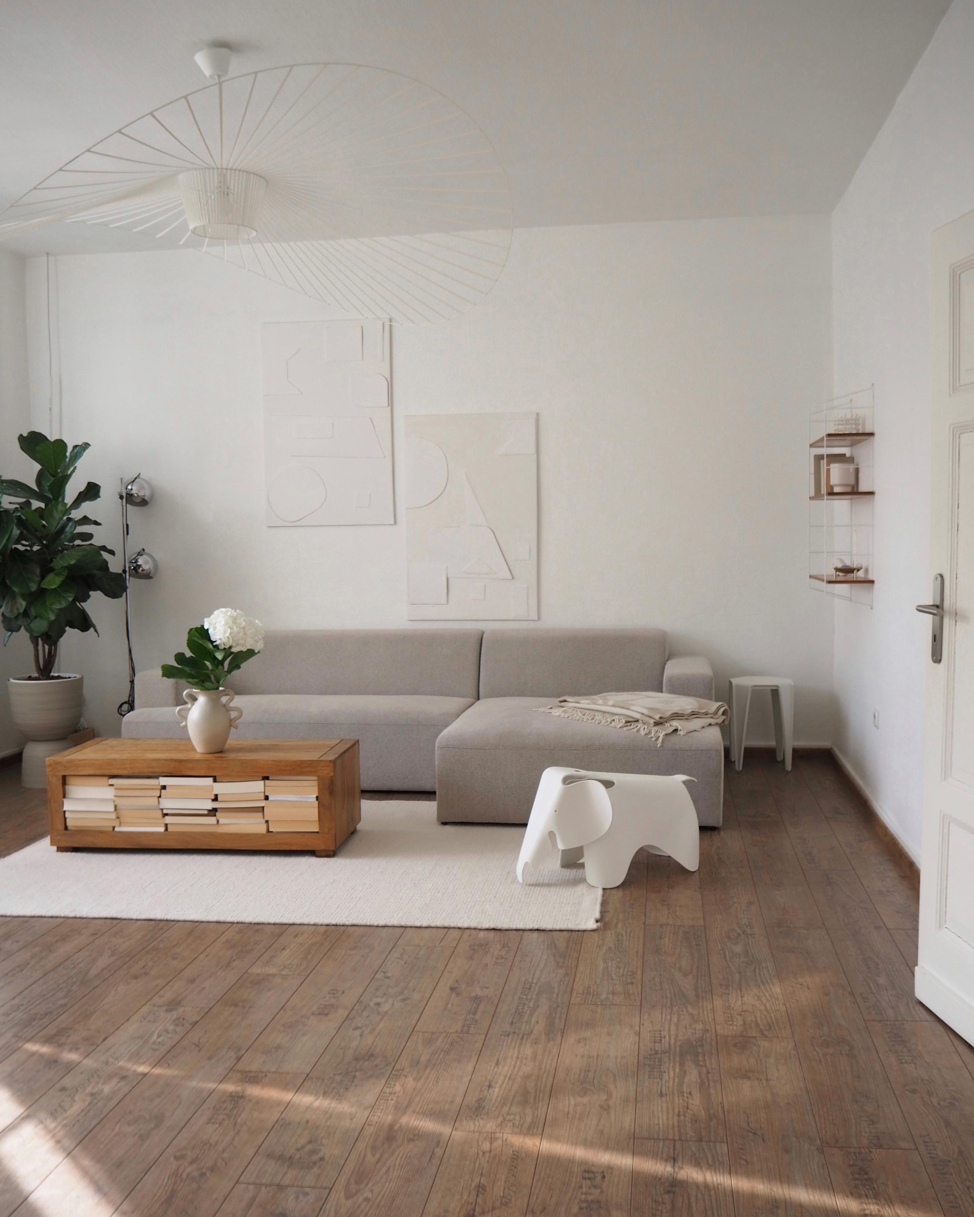 #vitra #wohnzimmer #bysidde #sofa #deckenlampe #stringregal #couchtisch #vitraelefant #bücher #pflanzen #diybild 